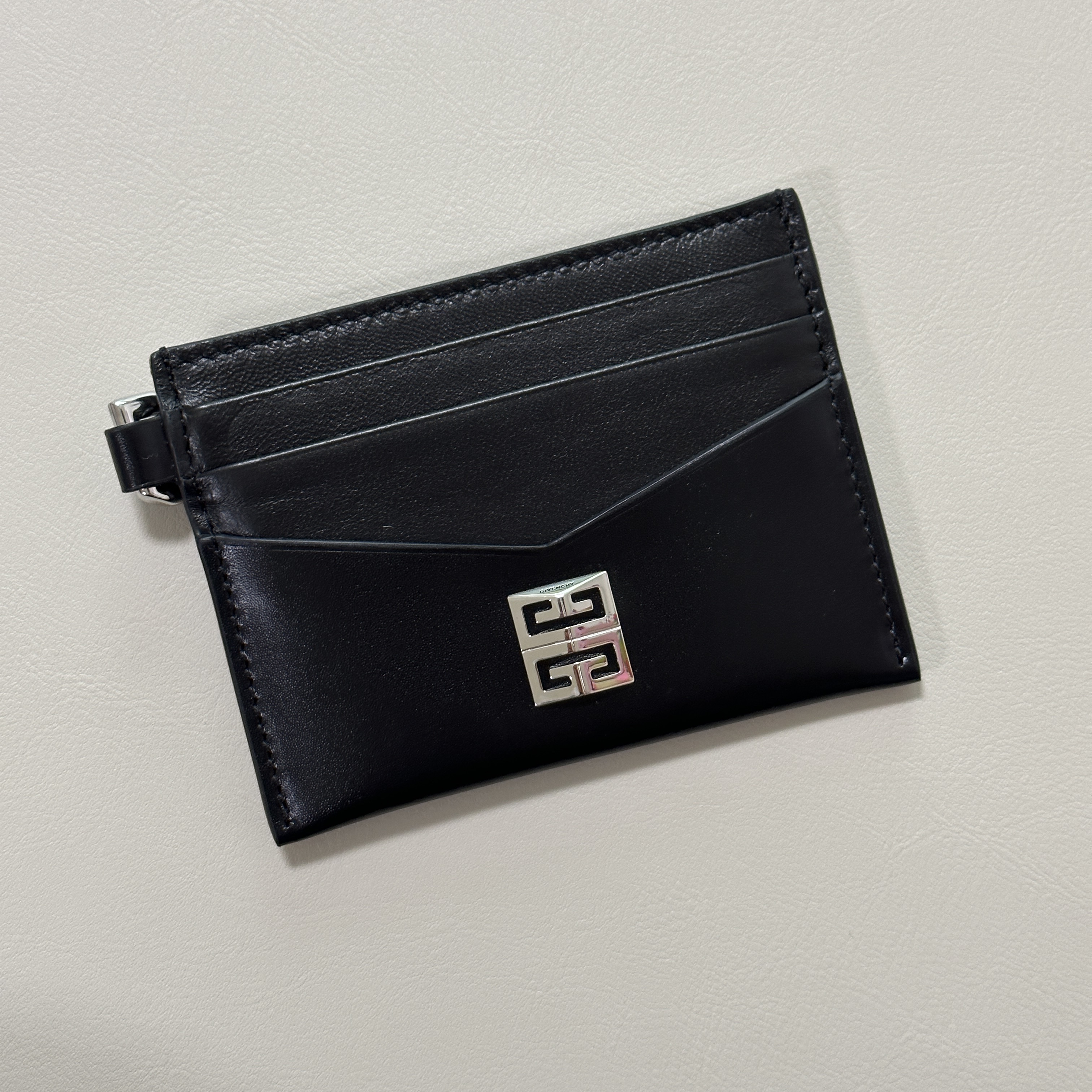 Givenchy 4G Card Holder in Box Leather Black 착용 스타일 - 2