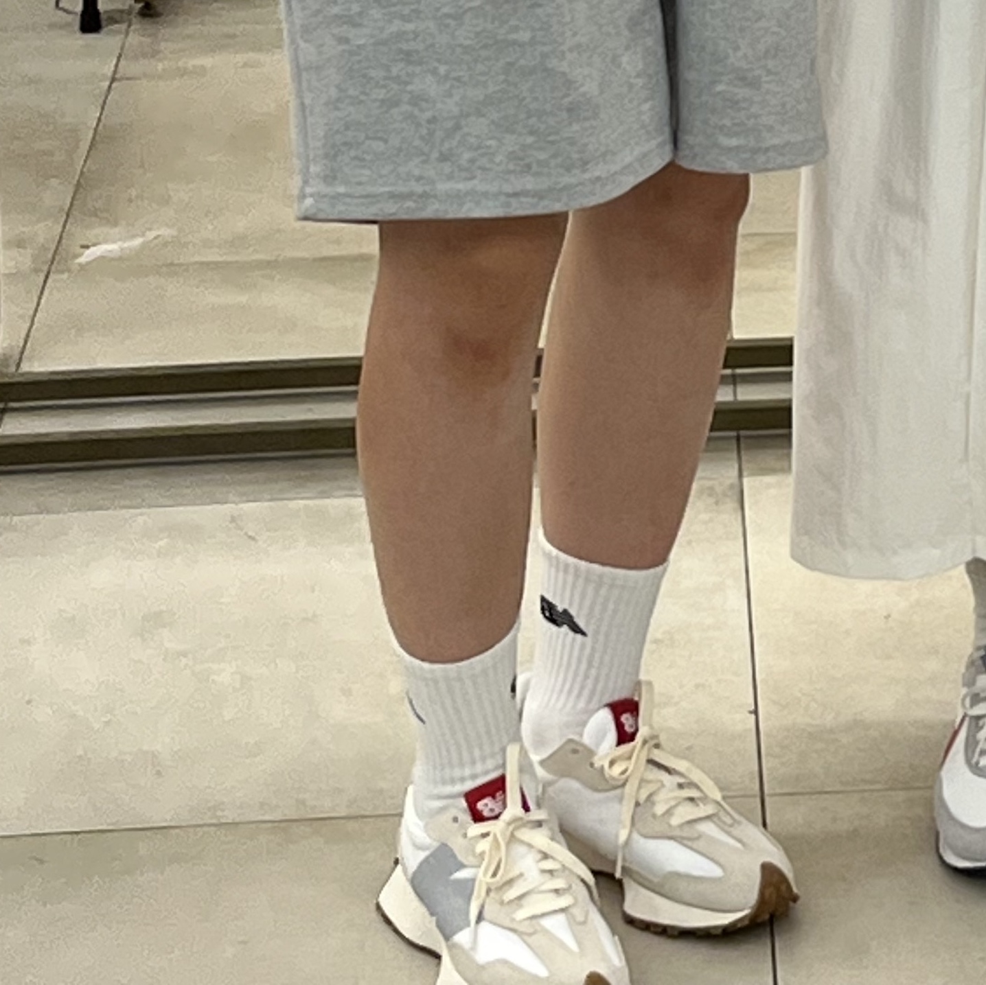 New Balance 327 White Silver Gum 착용 스타일