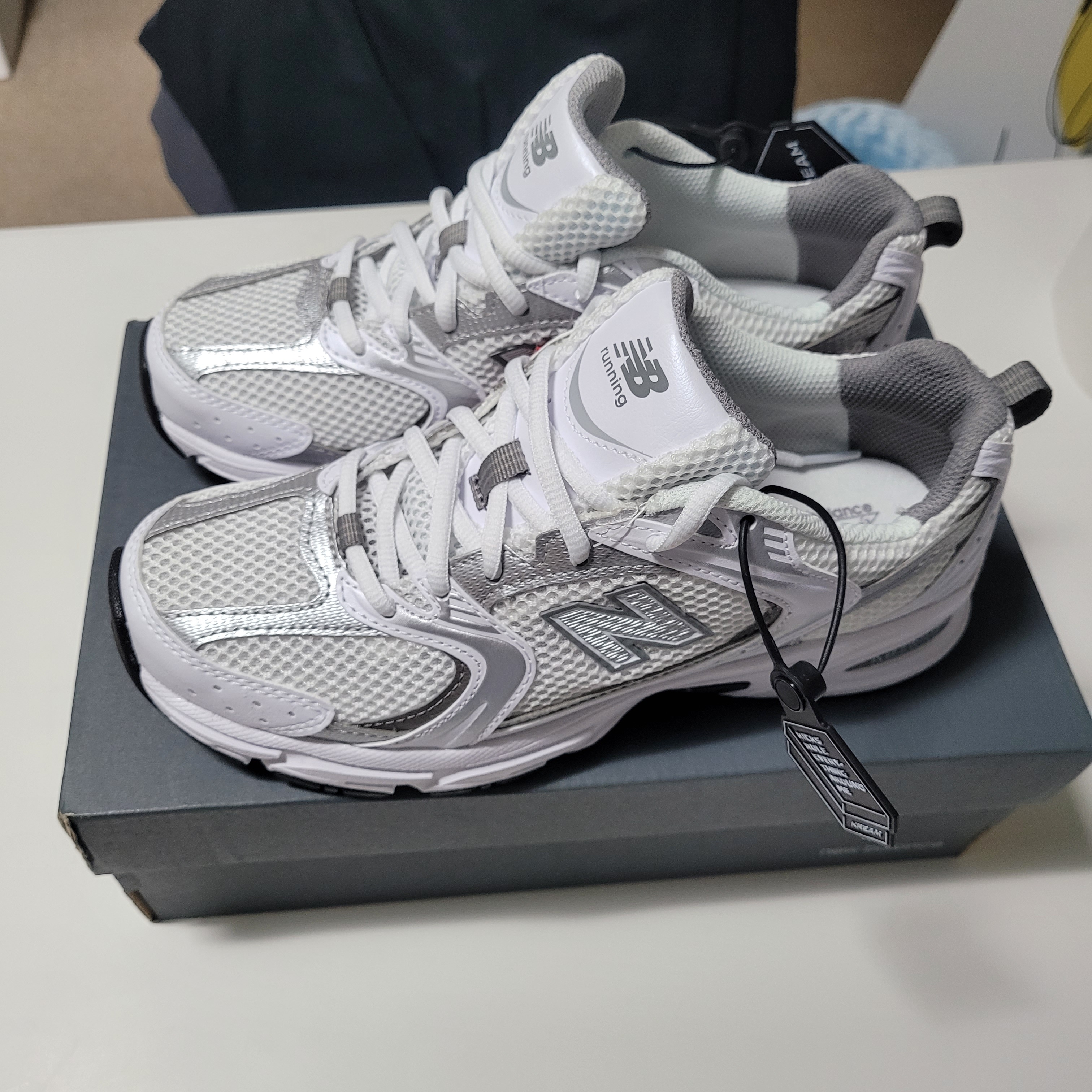 New Balance 530 White Silver 착용 스타일 - 1