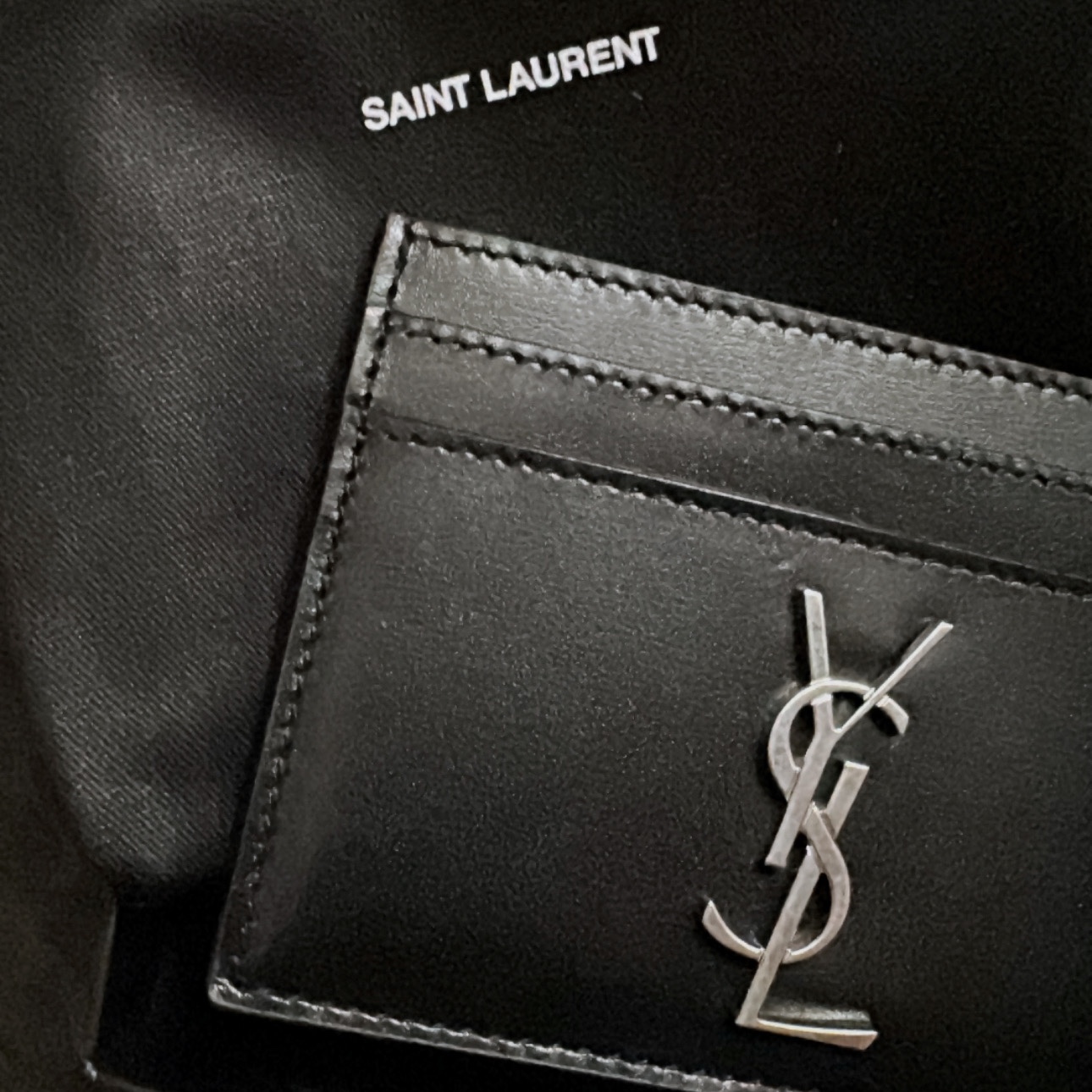 Saint Laurent Monogram Card Case in Smooth Leather Black 착용 스타일