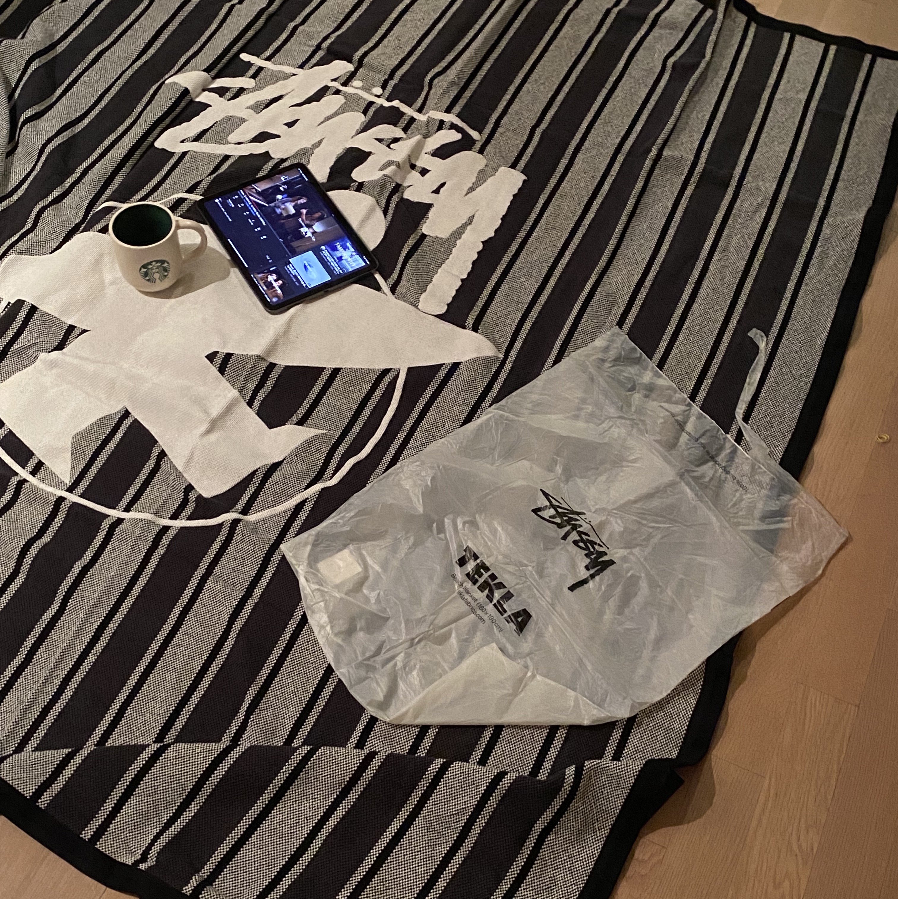 Stussy x Tekla Beach Blanket Baja Stripes 착용 스타일