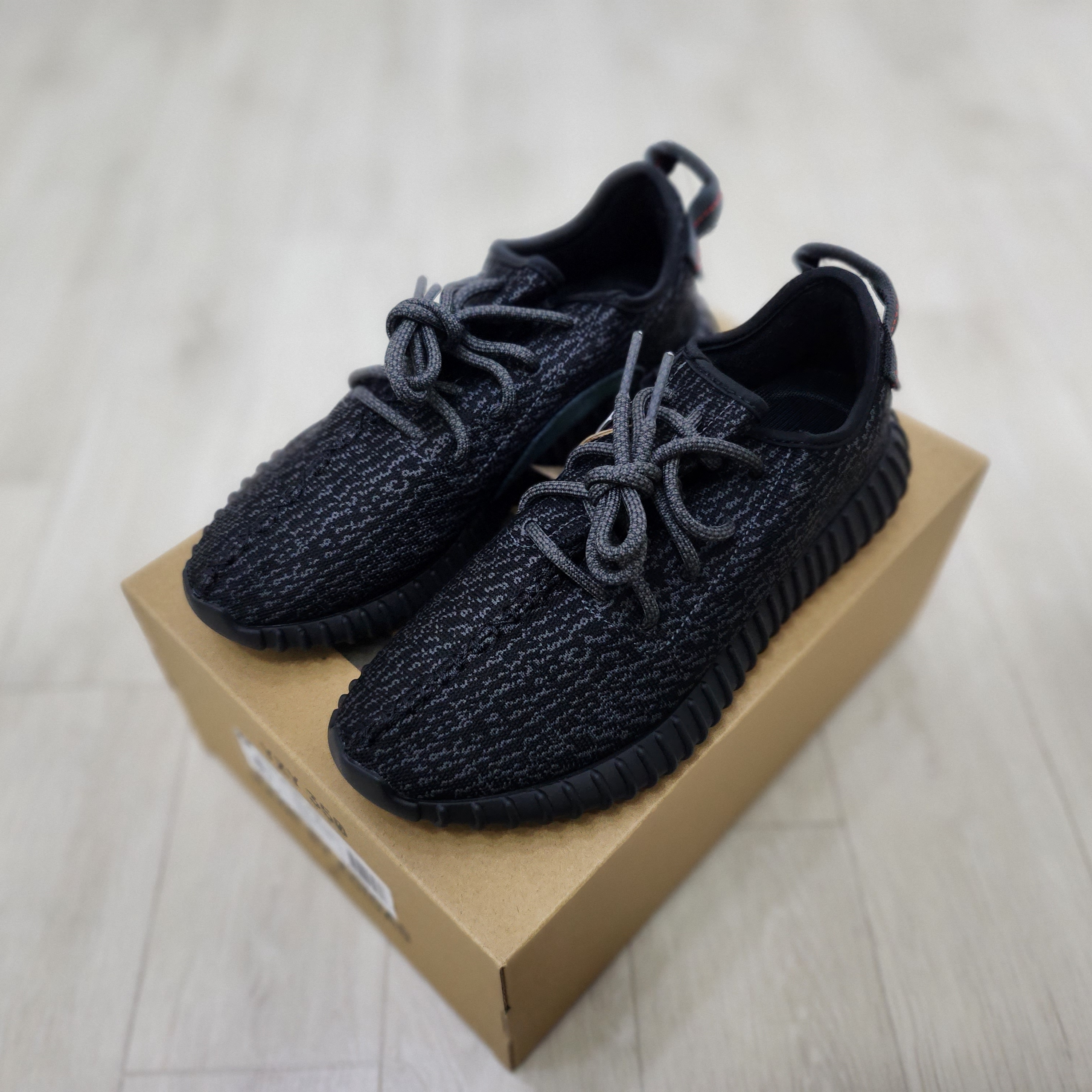 Adidas Yeezy Boost 350 Pirate Black 2023, Adidas Yeezy Boost 350 Pirate Black 2015 착용 스타일 - 2