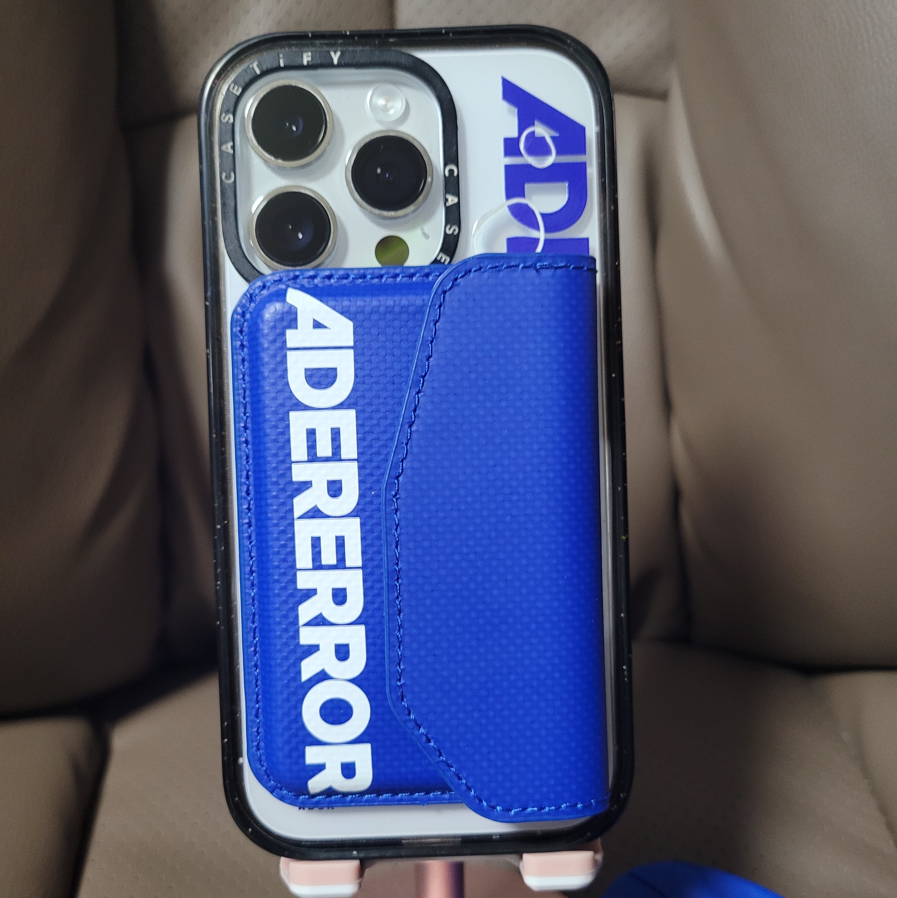 Ader Error Standic Magsafe Wallet Z-Blue, Casetify x Ader Error iPhone Sticker Magsafe Case Clear 착용 스타일 - 1