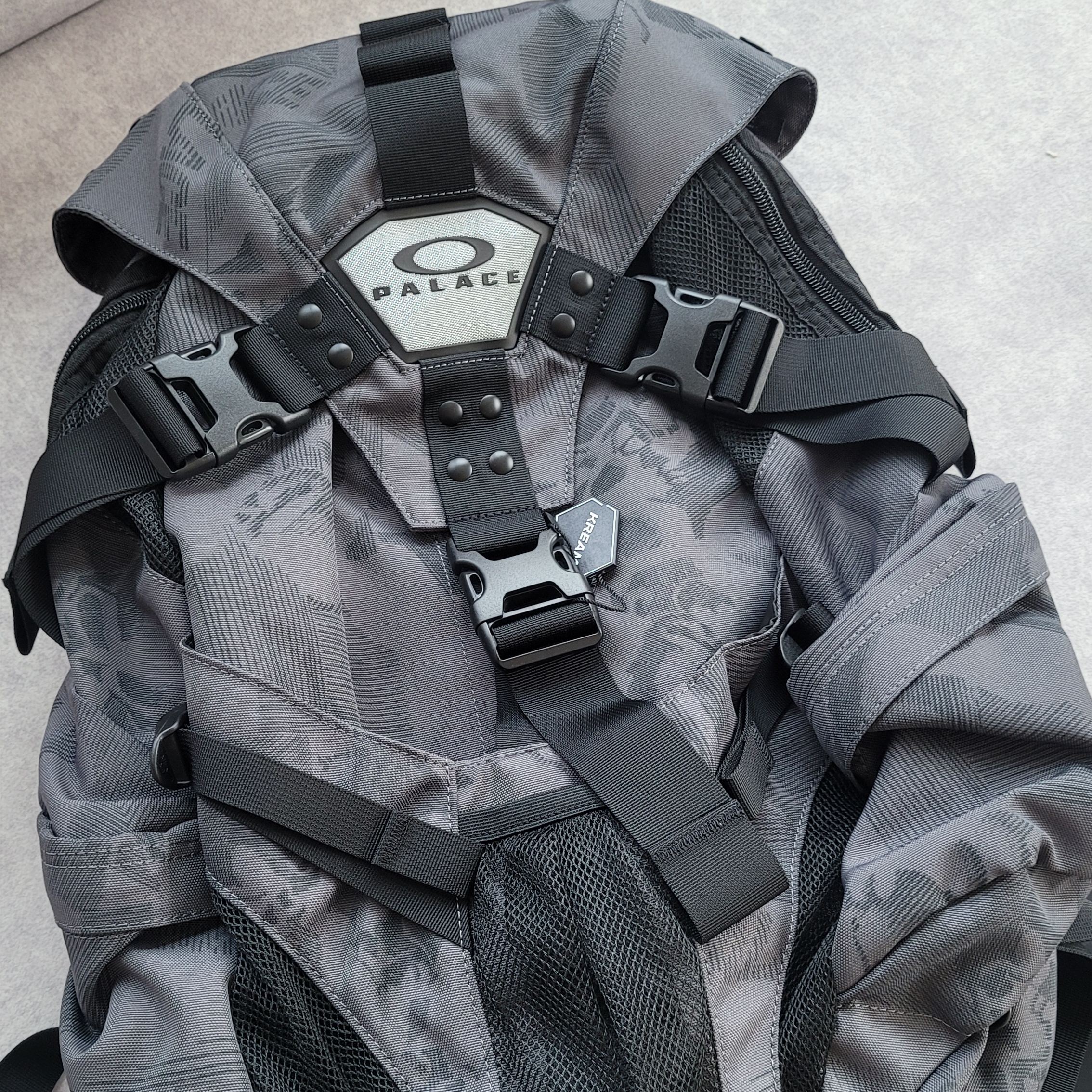 Oakley x Palace Skull Icon Pack Grey Black - 23SS 착용 스타일