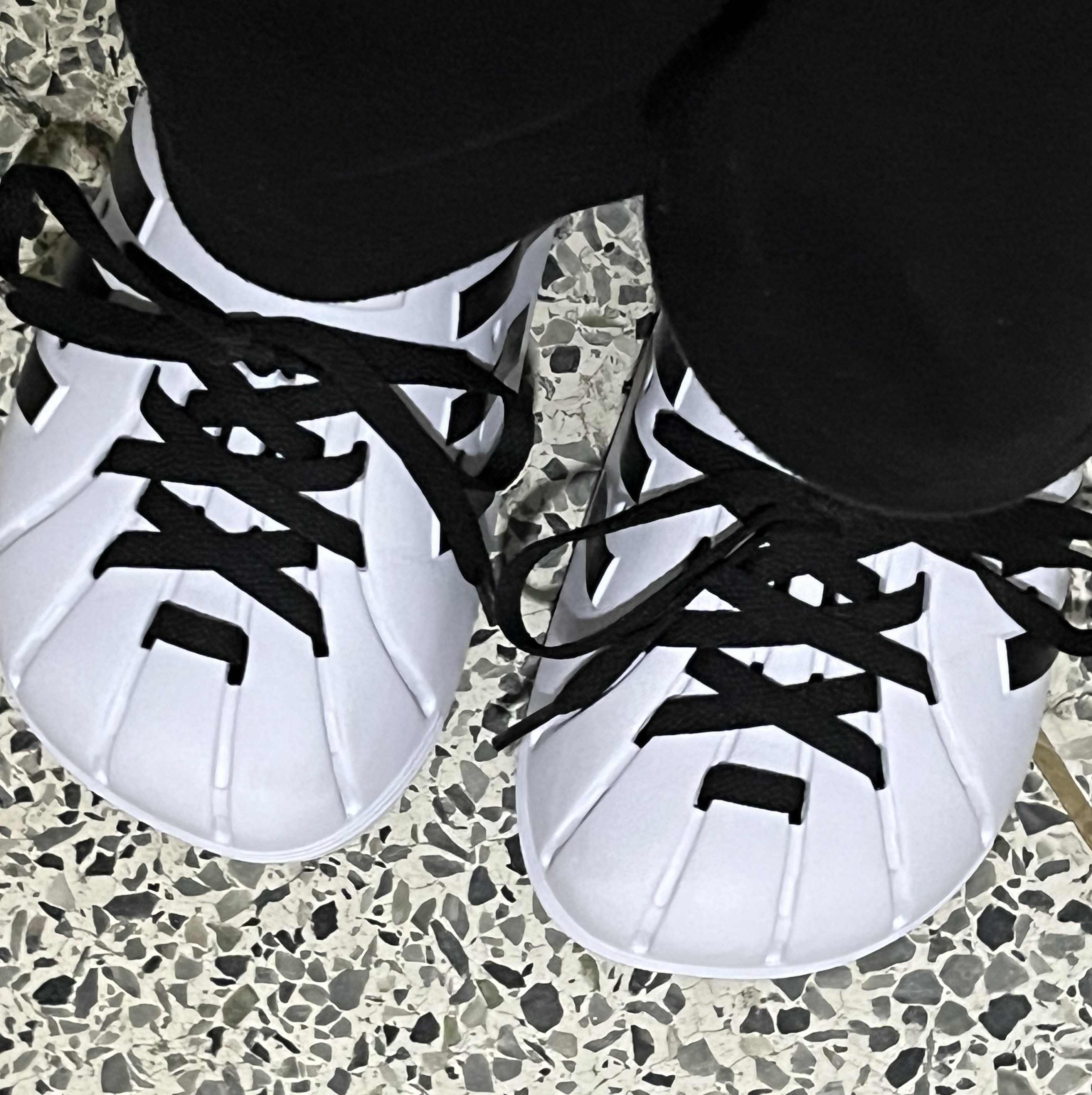 Adidas Adilette Clog White Black 착용 스타일