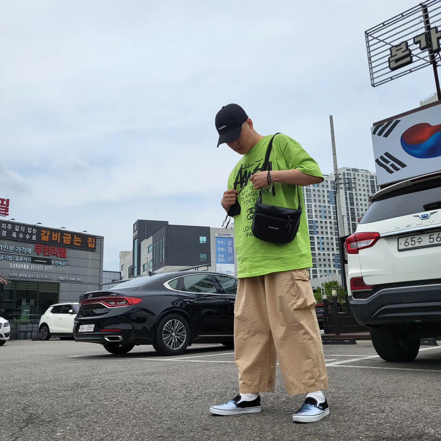 Vans x Peaches. Cap Black, Stussy World Tour T-Shirt Tea 2023 착용 스타일 - 2