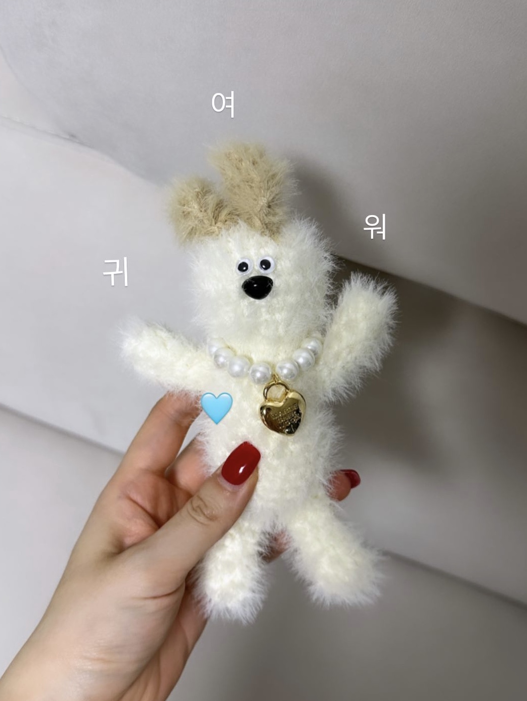 Margesherwood Wood Keyring White 착용 스타일
