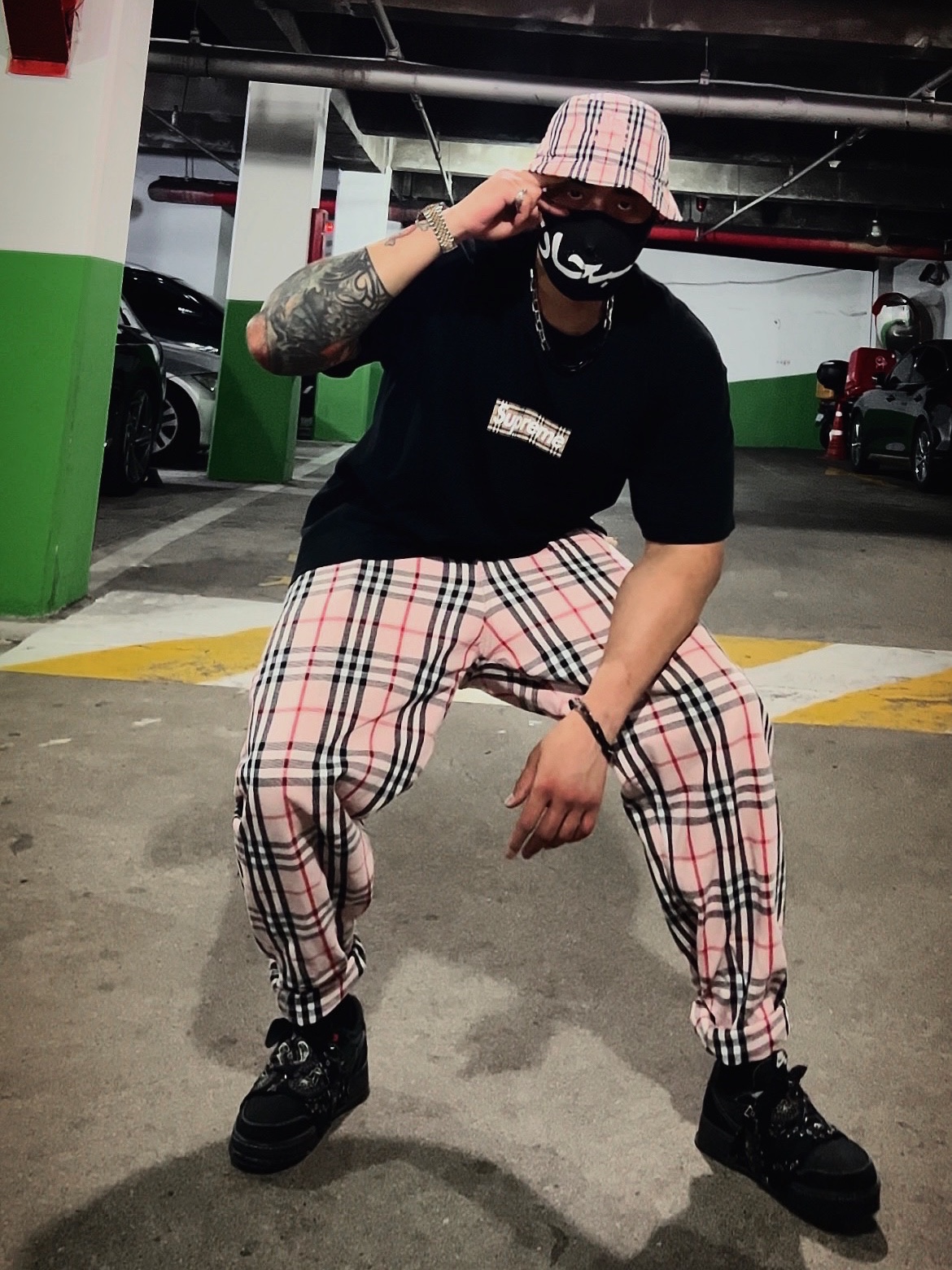 Supreme x Burberry Crusher Pink - 22SS, Supreme x Burberry Regular Jean Pink - 22SS 착용 스타일 - 3