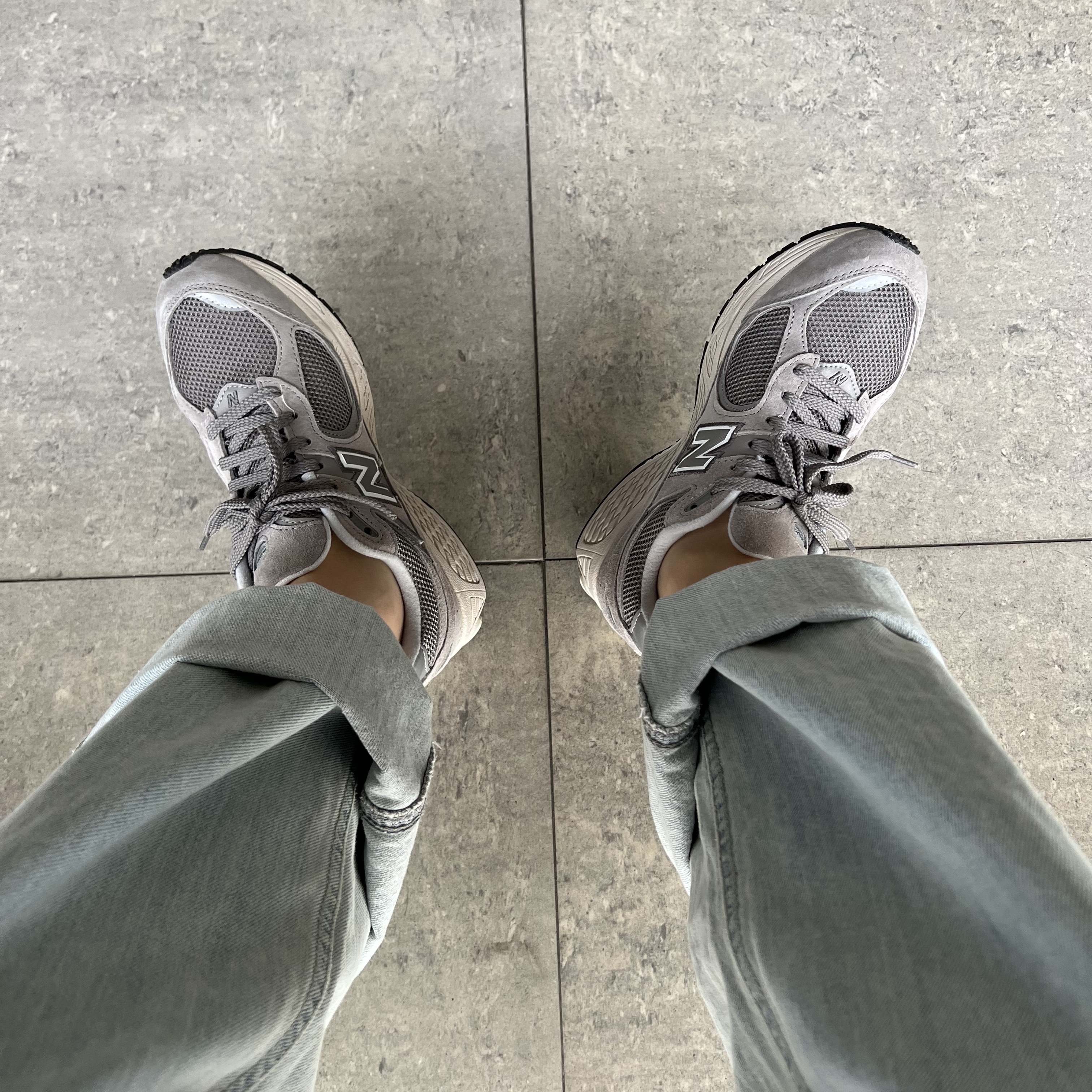 New Balance 2002R Grey 착용 스타일