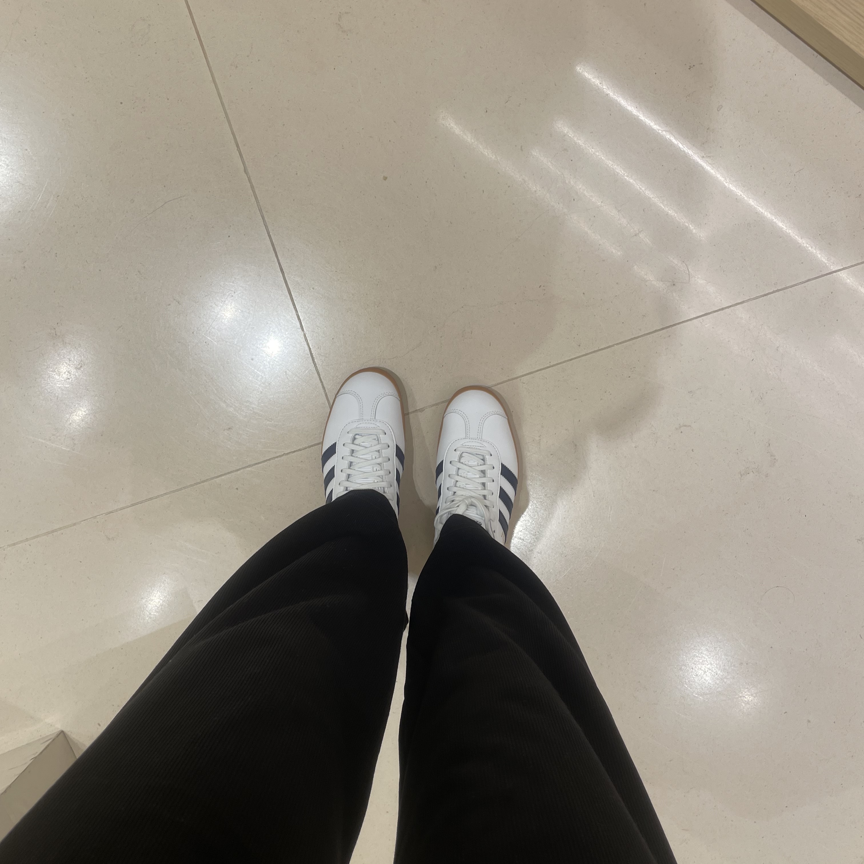 Adidas Gazelle White Collegiate Navy 착용 스타일