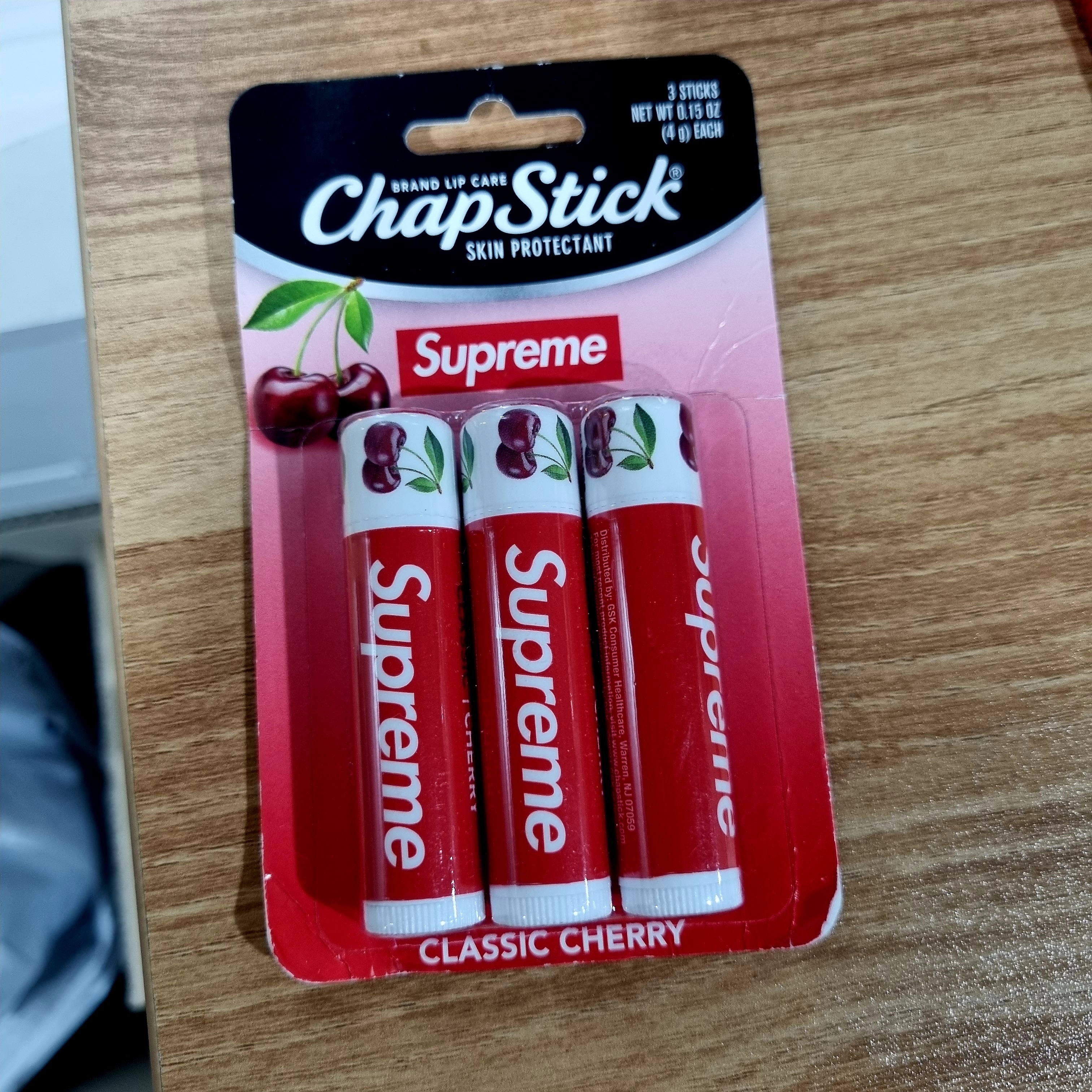 Supreme Chapstick Red (3 Pack) 착용 스타일