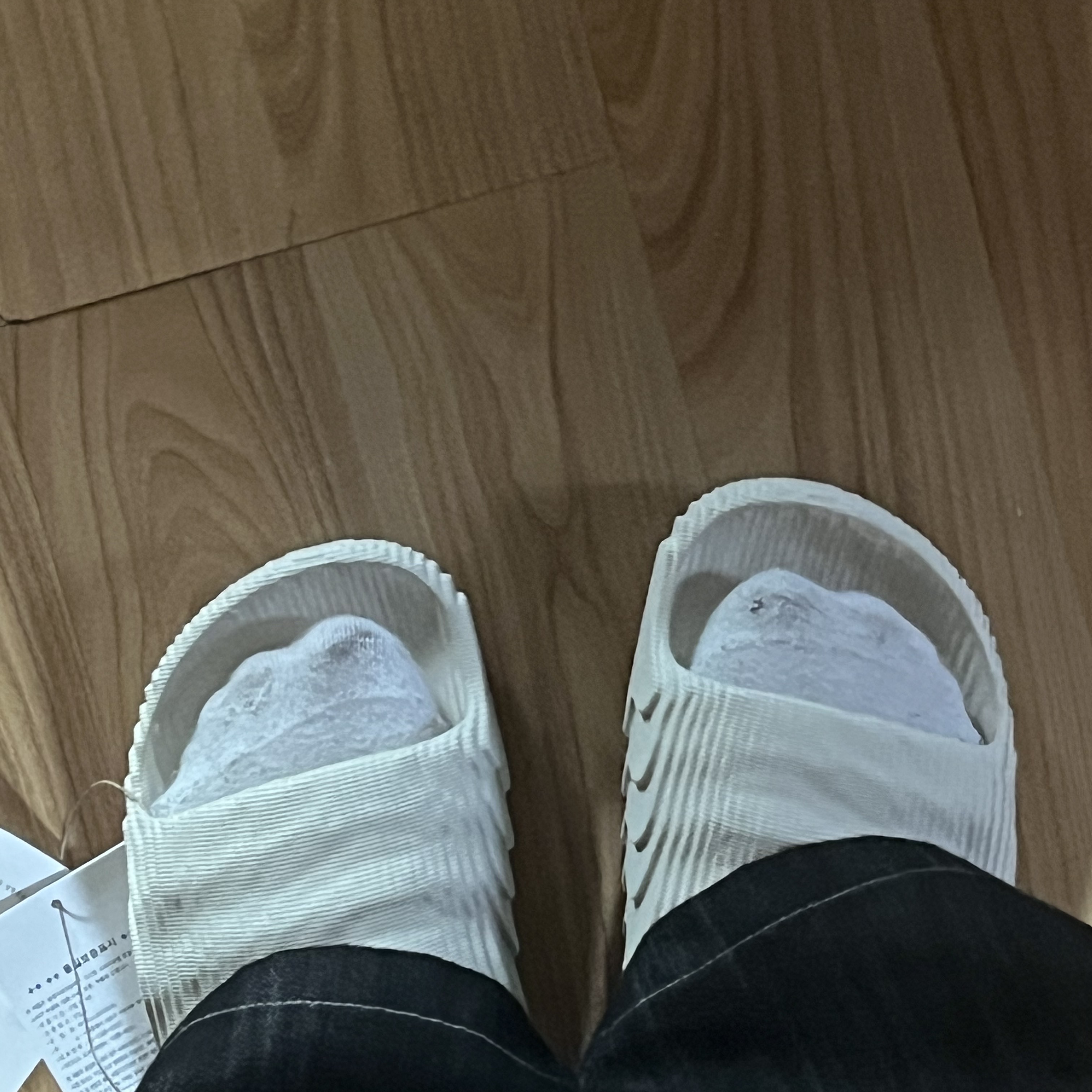 Adidas Adilette 22 Aluminium 착용 스타일