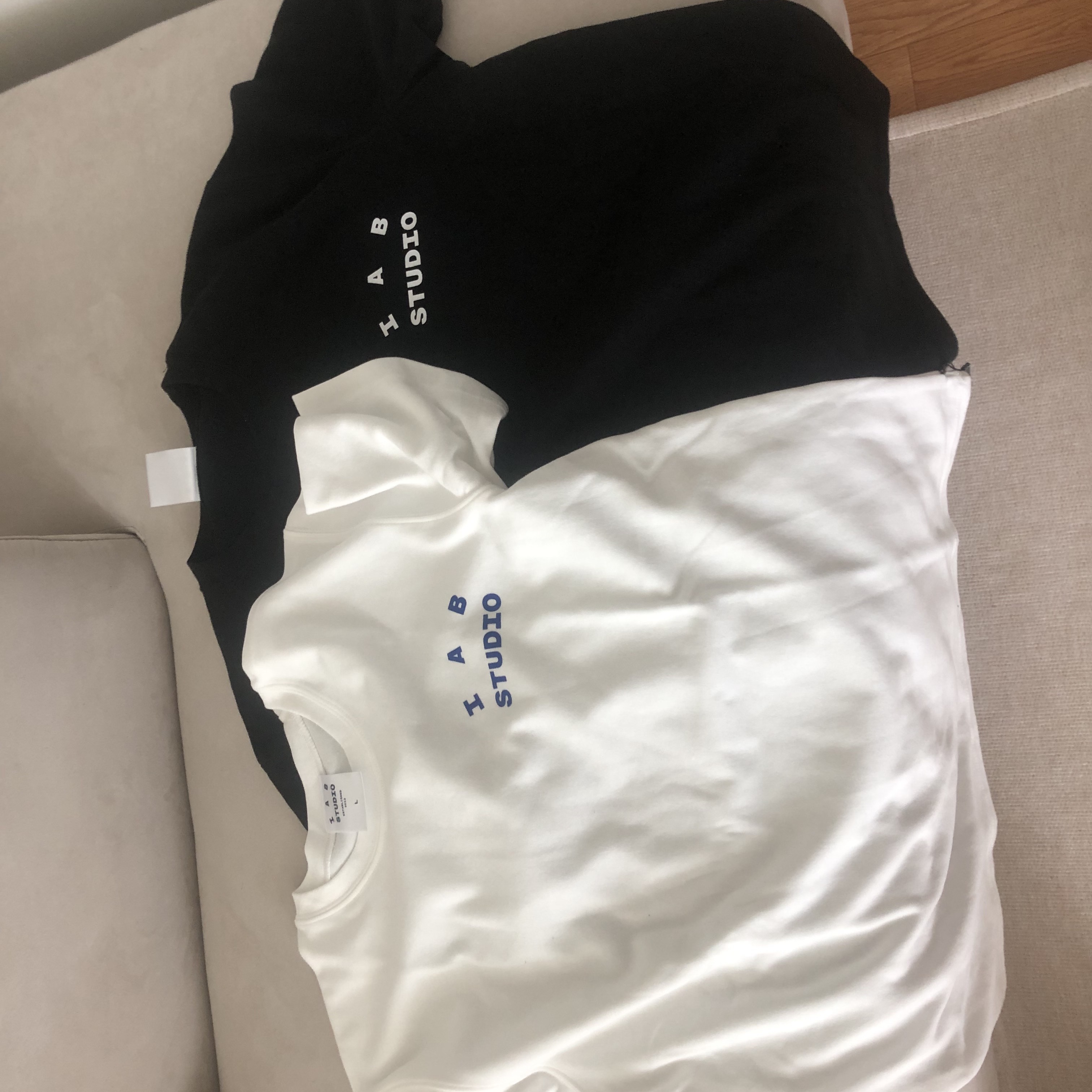 IAB Studio 10th Anniversary T-Shirts Pack White & Black (2 Pack) 착용 스타일
