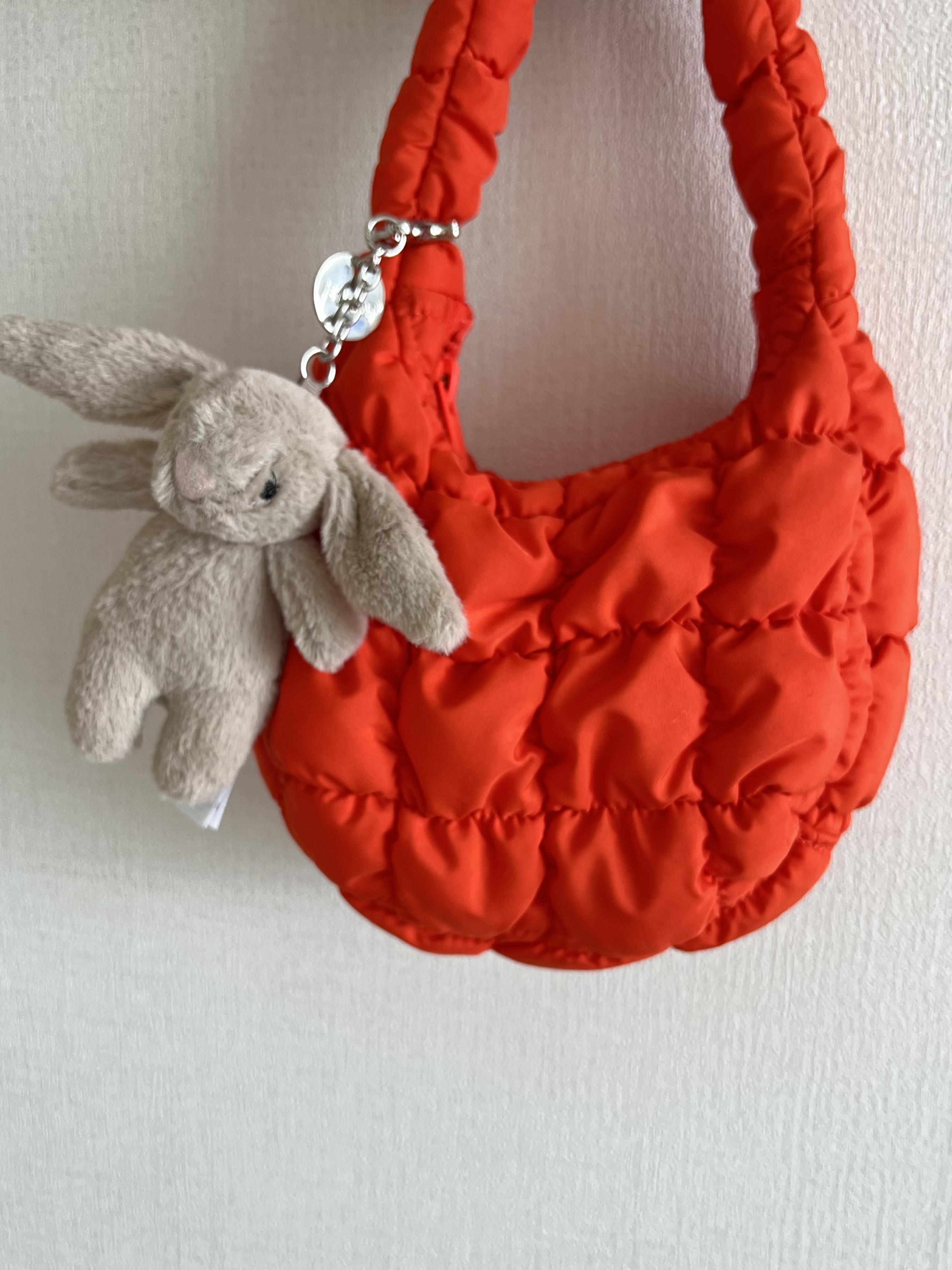 COS Quilted Mini Bag Bright Orange, Jellycat Bashful Bunny Bag Charm Beige 착용 스타일