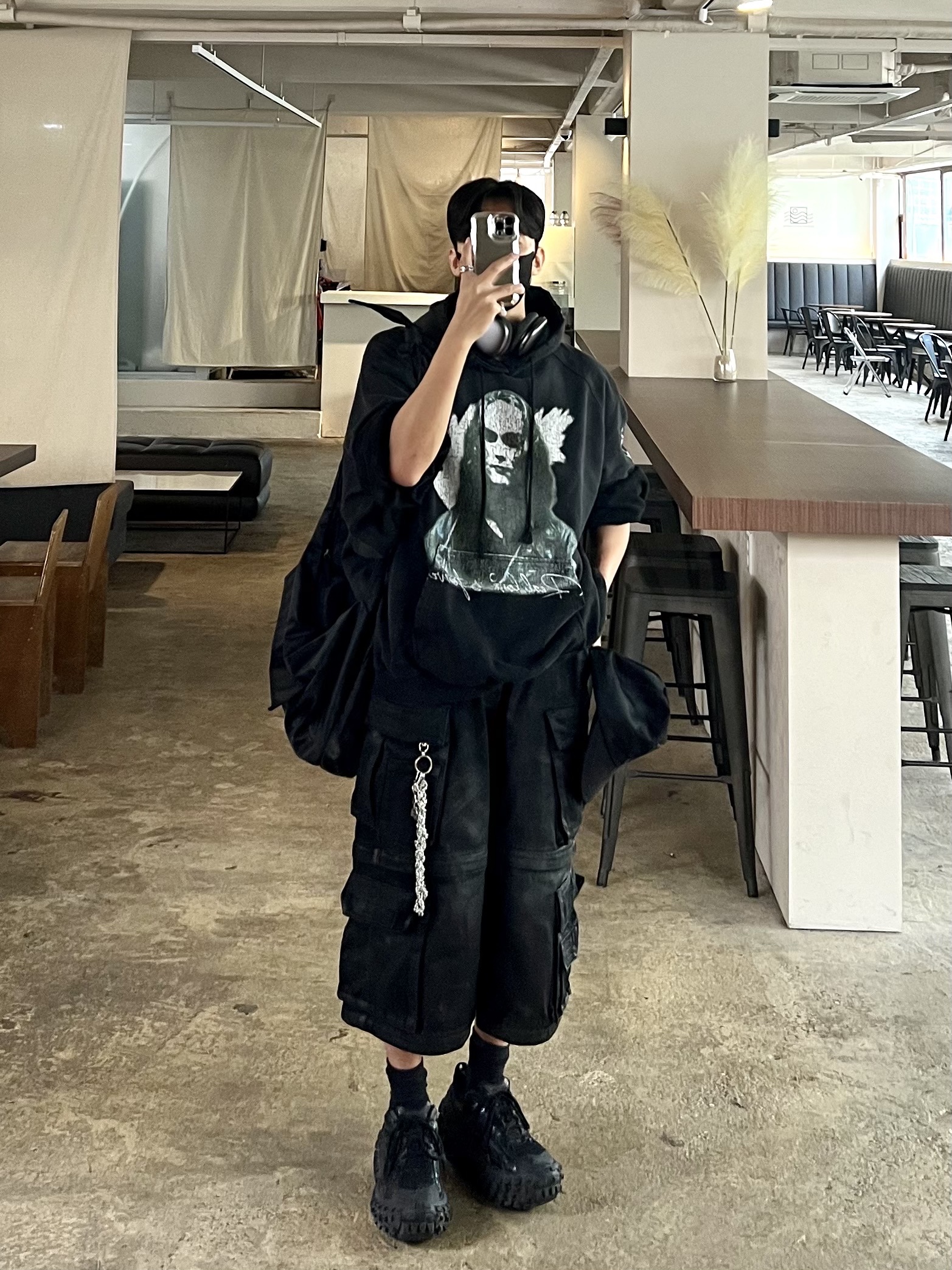 Project G/R Crow Worldtour Hoodie Washed Black, Project G/R Oversized Convertible Cargo Pants Coated Black 착용 스타일