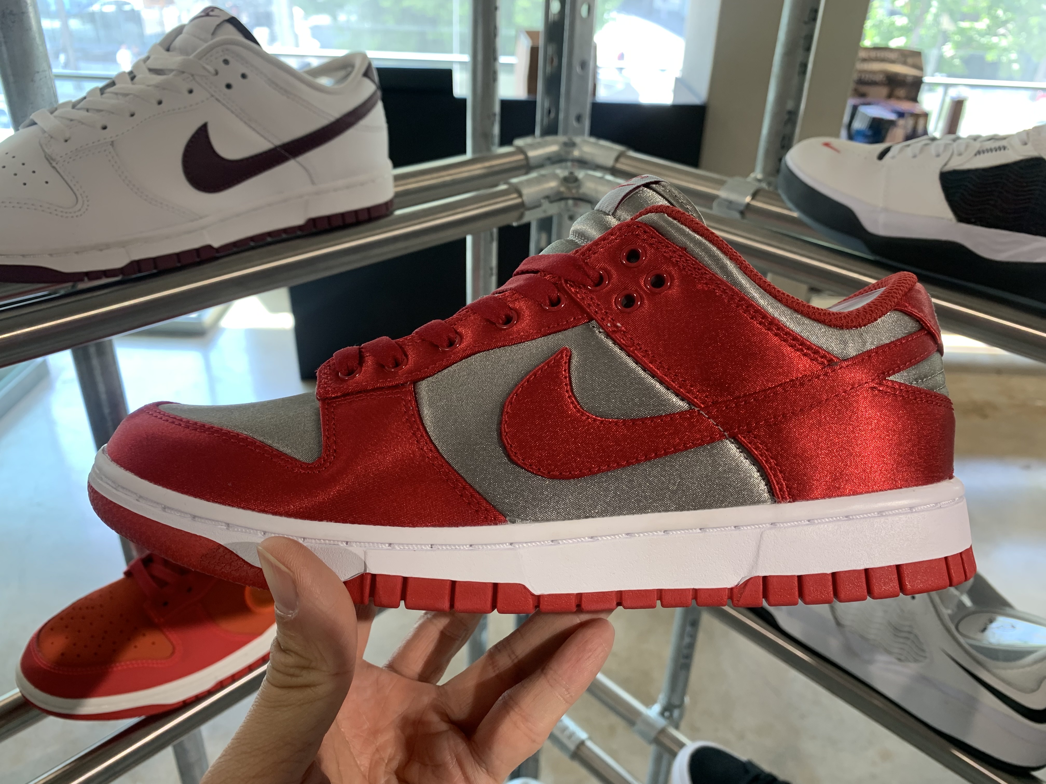 (W) Nike Dunk Low Varsity Red and Medium Grey 착용 스타일 - 1