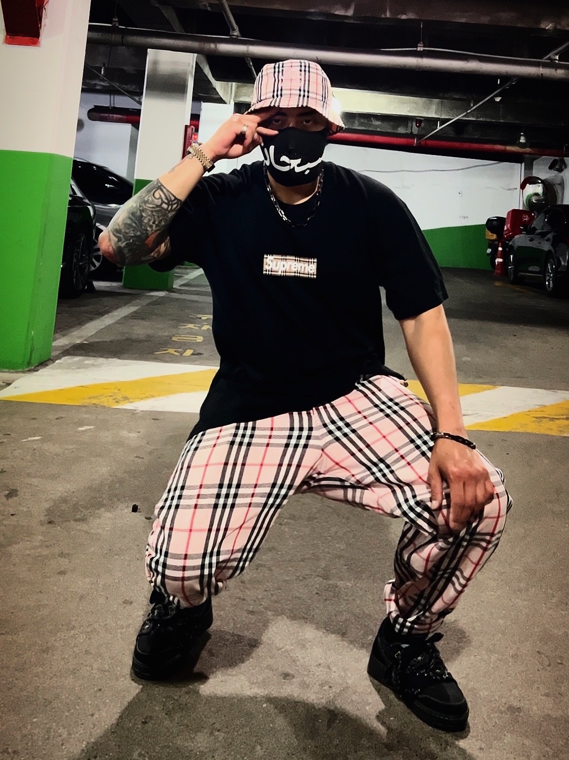 Supreme x Burberry Crusher Pink - 22SS, Supreme x Burberry Regular Jean Pink - 22SS 착용 스타일 - 2