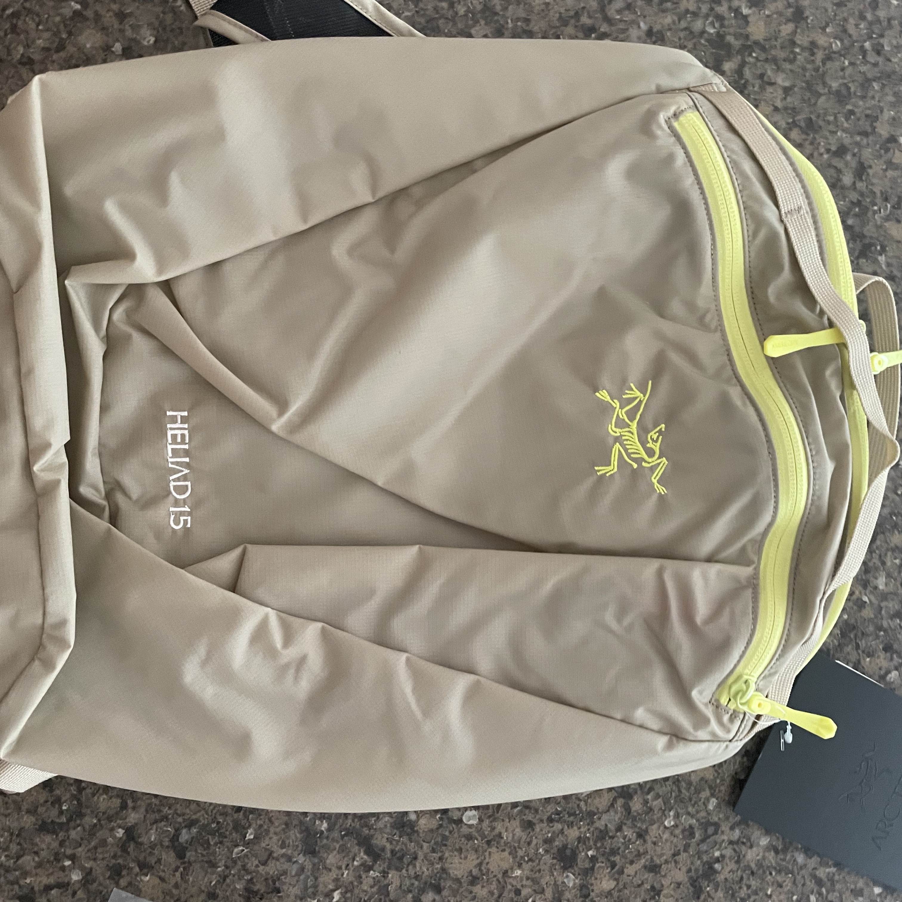 Arc'teryx Heliad 15 Backpack Wicker Sprint 착용 스타일