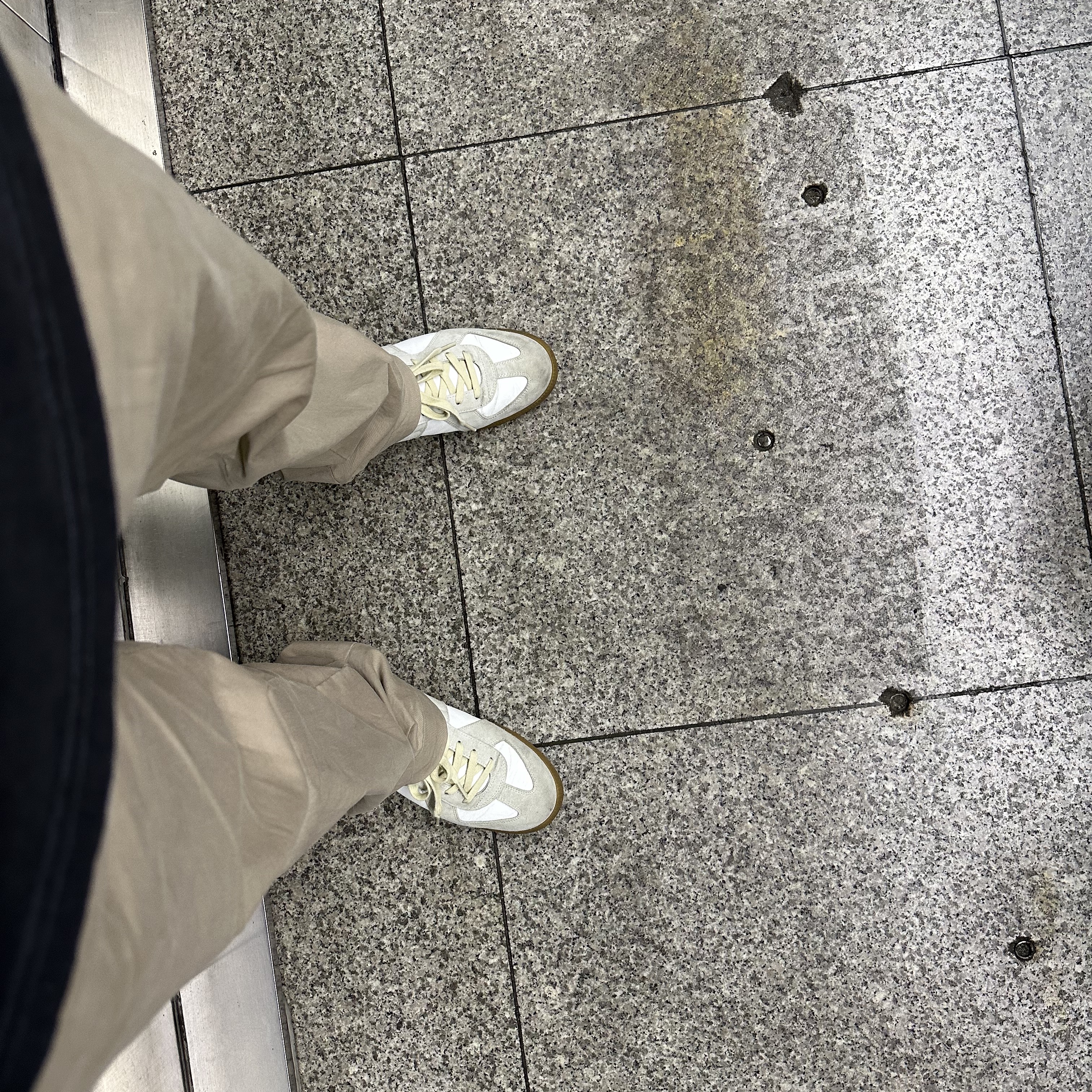 Maison Margiela Calfskin Replica Sneakers 착용 스타일