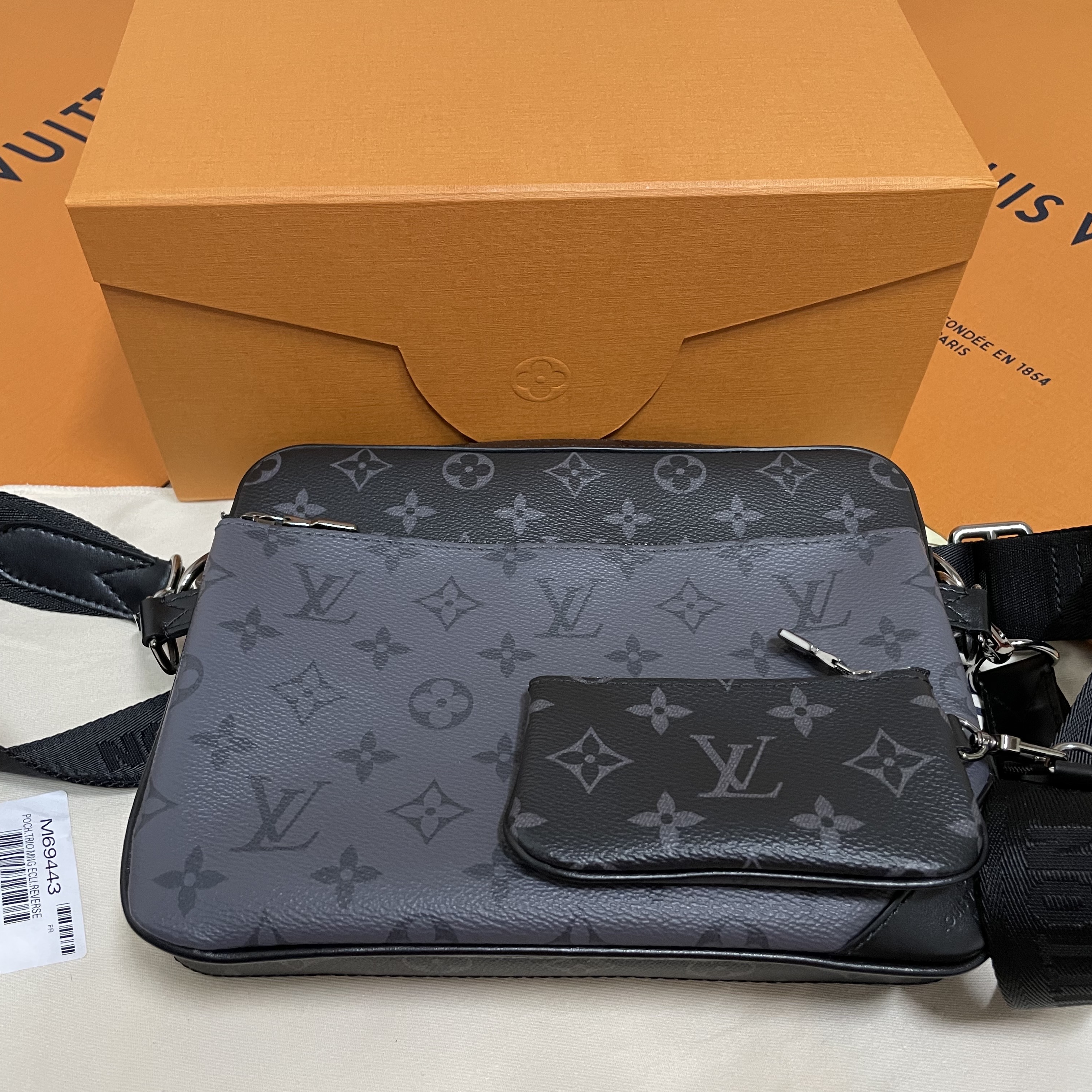 Louis Vuitton Trio Messenger Monogram Eclipse 착용 스타일