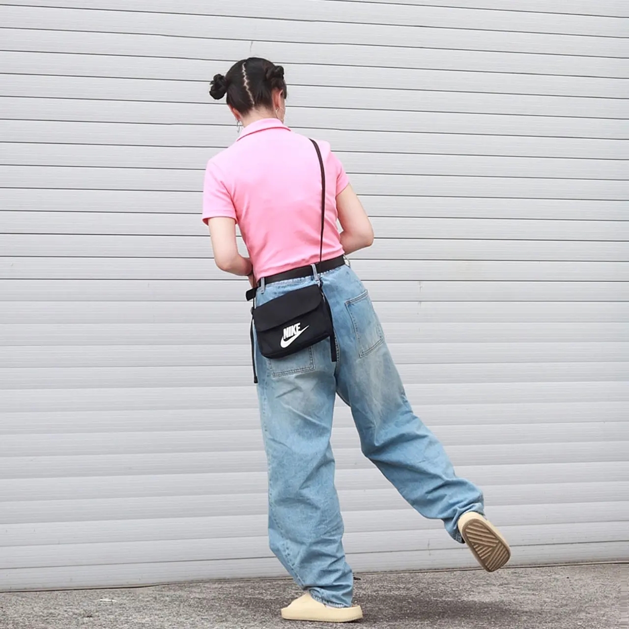 (W) Nike Calm Slide Sesame, Nike NSW Futura 365 Crossbody Bag 3L Black 착용 스타일 - 2