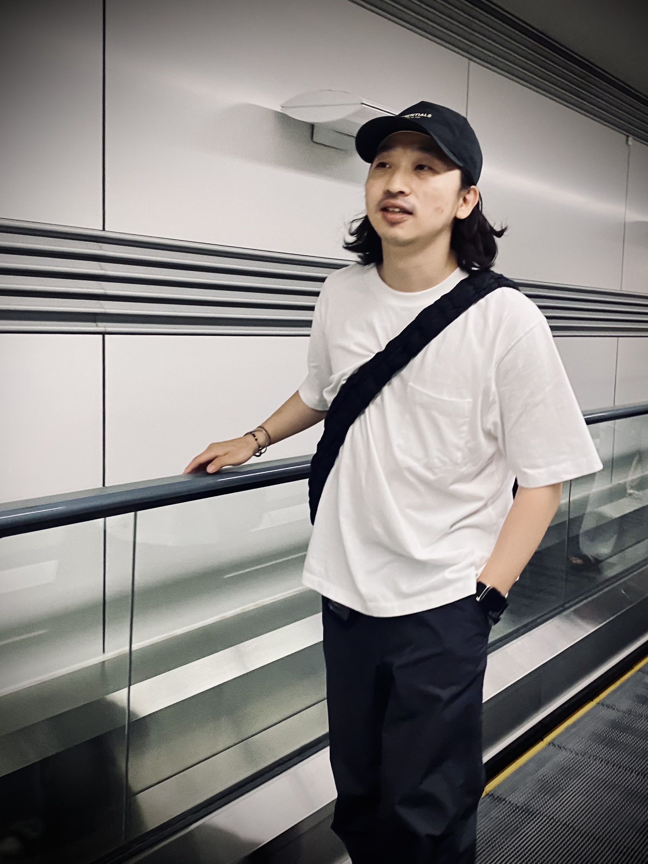 Essentials x New Era Retro Crown Strapback Black, COS Quilted Oversized Shoulder Bag Black 착용 스타일 - 3