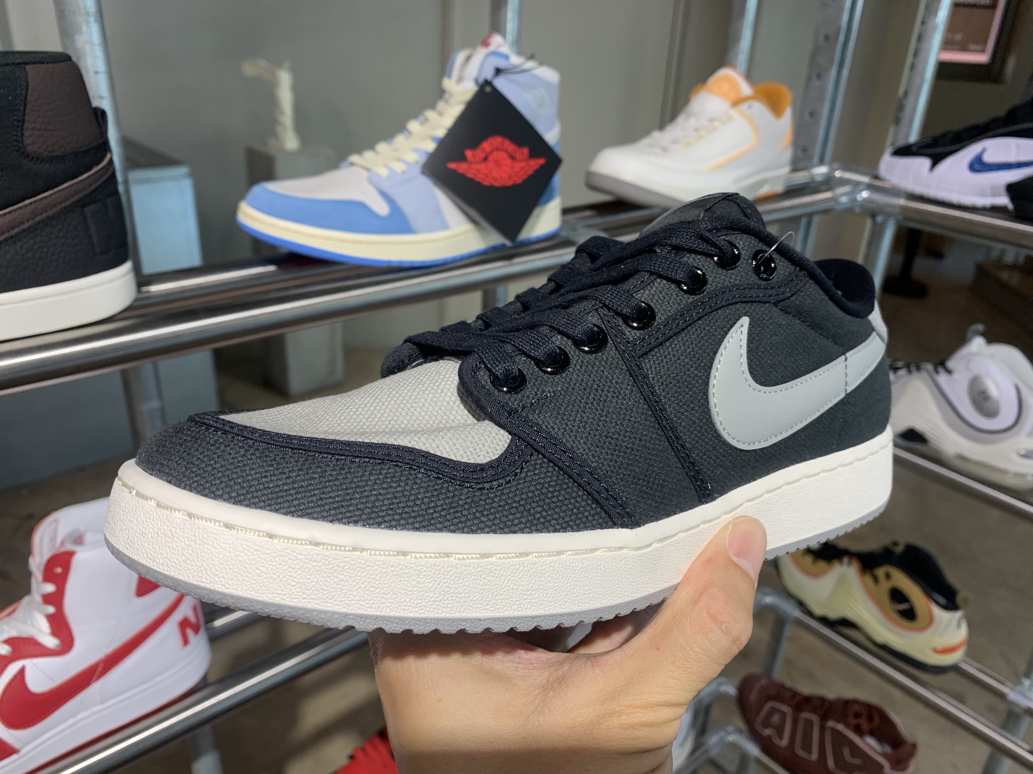 Jordan 1 KO Low Black Medium Grey 착용 스타일 - 2