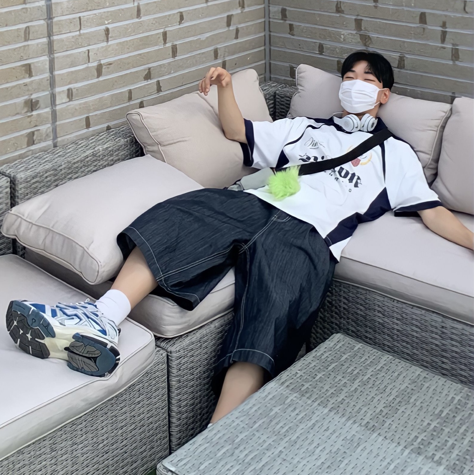Balenciaga Runner Sneakers Blue White 착용 스타일 - 1