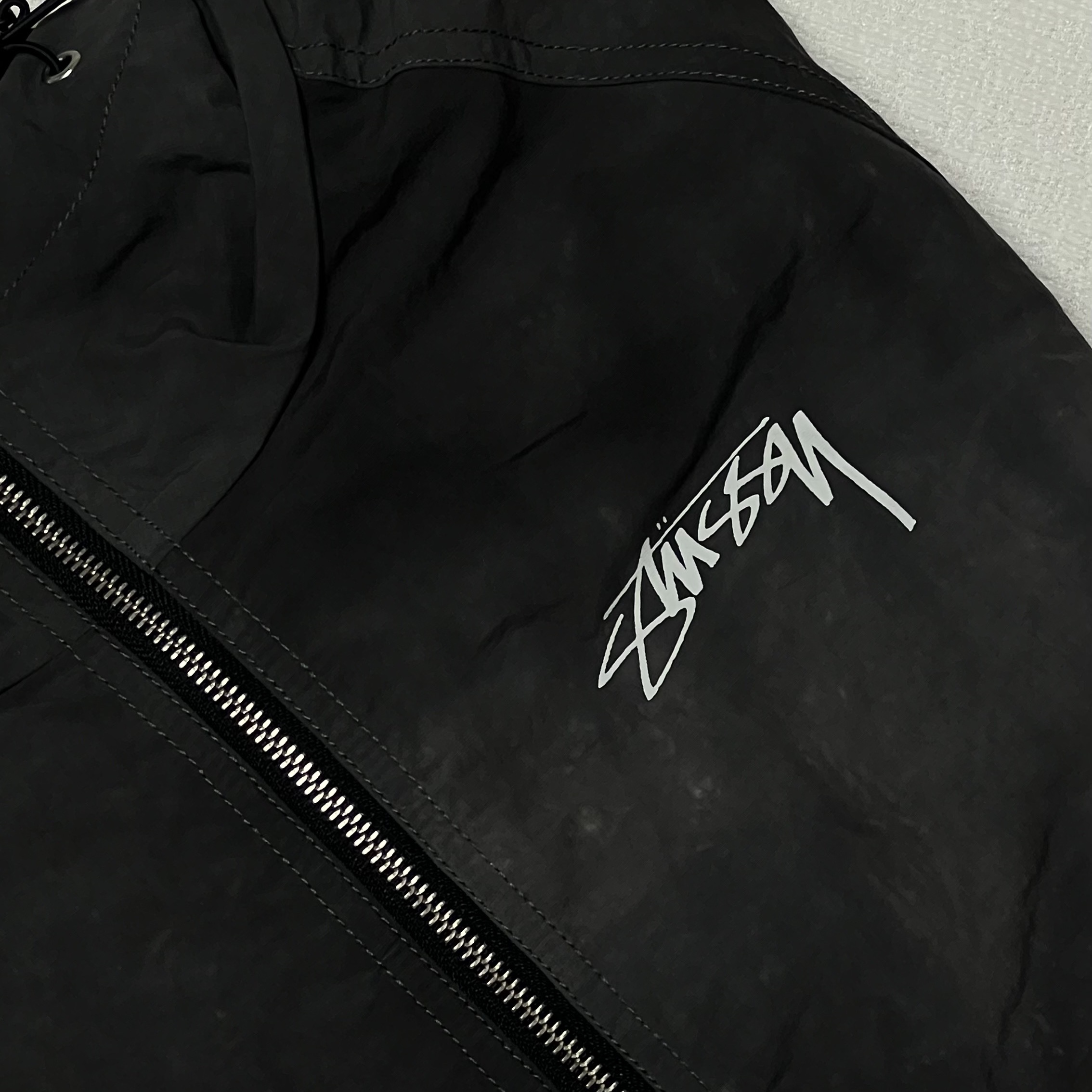 Stussy Wave Dye Beach Shell Jacket Black 착용 스타일 - 2