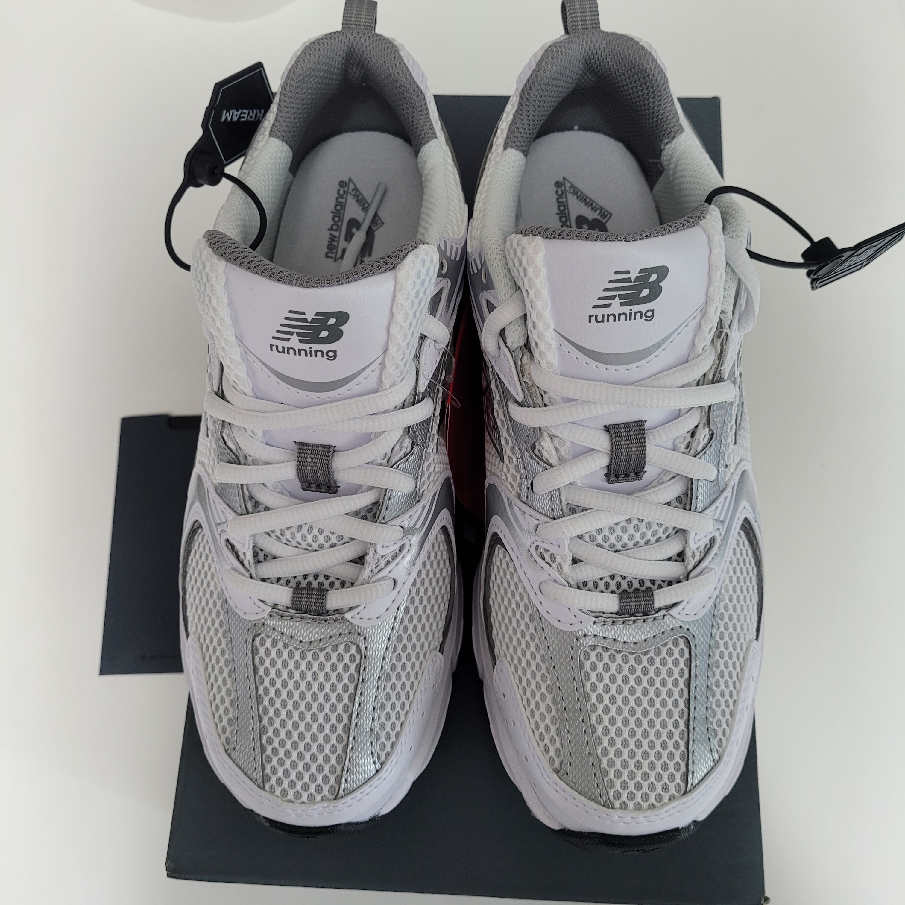 New Balance 530 White Silver 착용 스타일 - 2