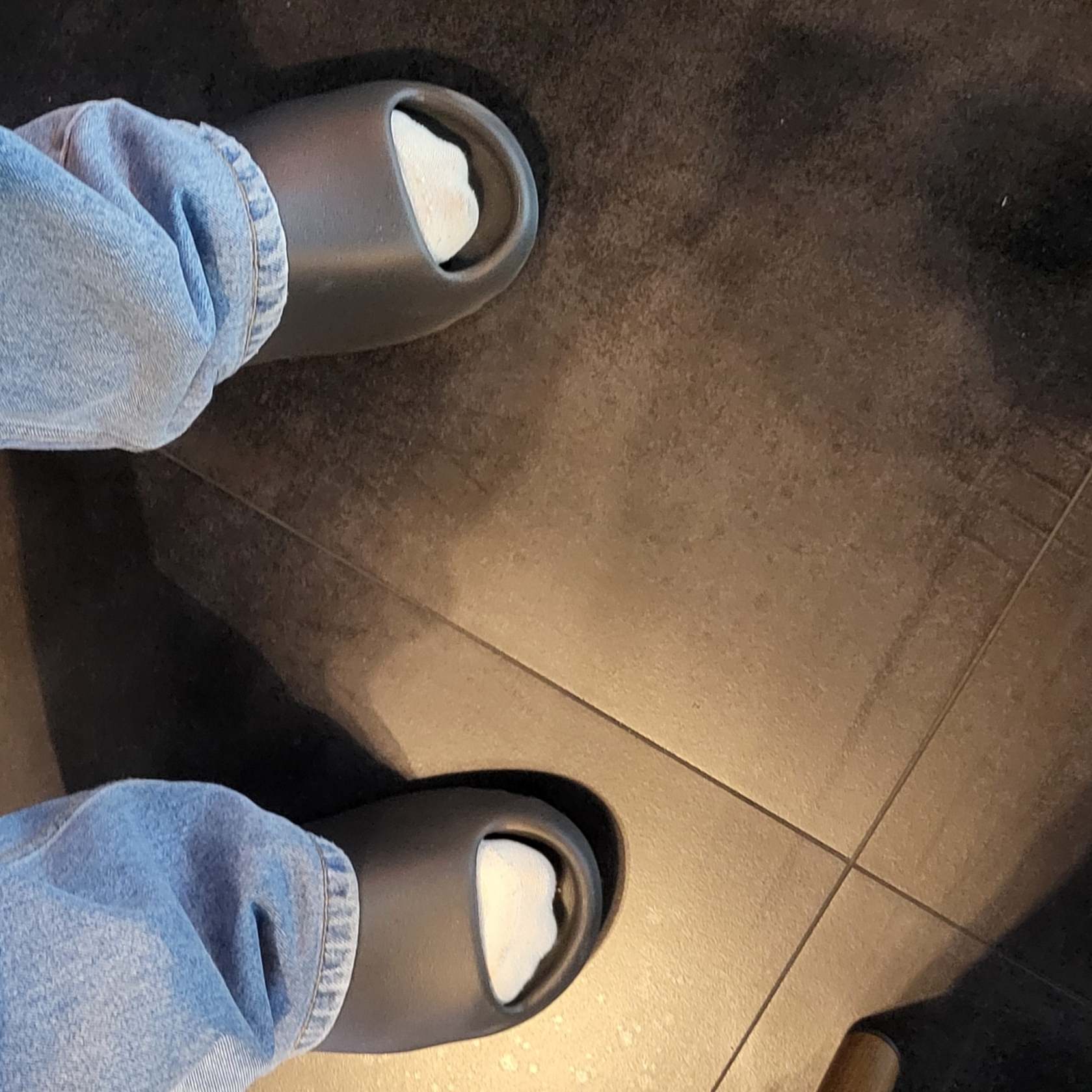 Adidas Yeezy Slide Onyx 착용 스타일