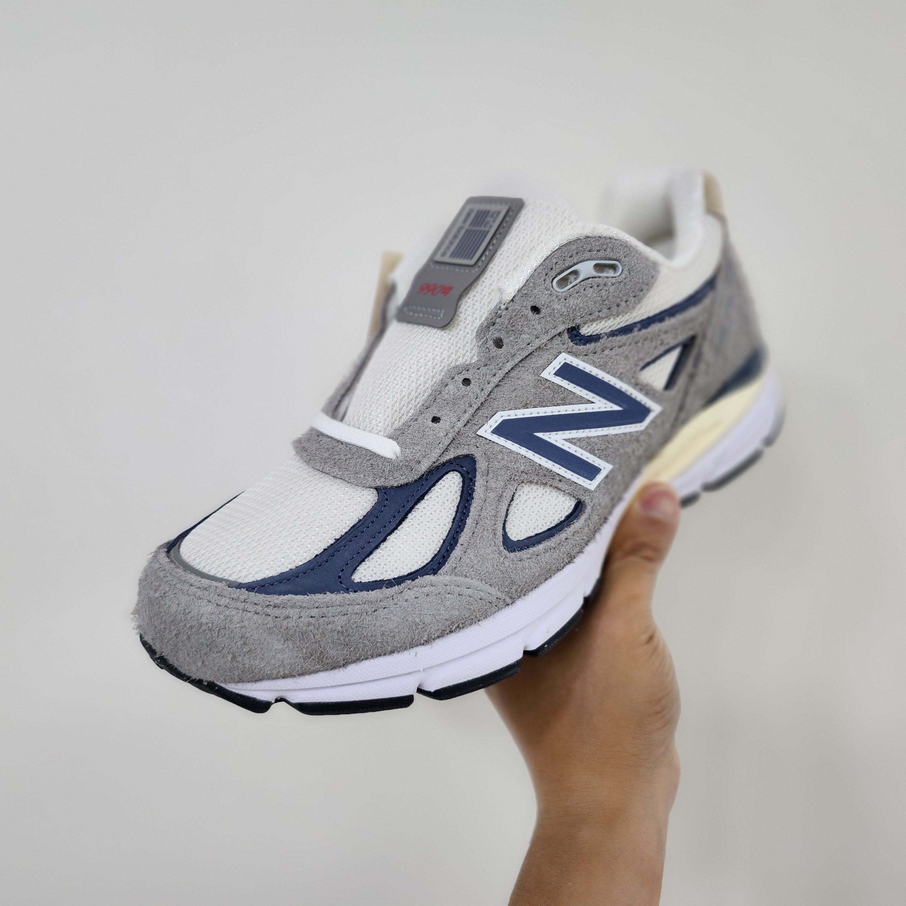 New Balance 990v4 Made in USA Gray Suede 착용 스타일 - 1
