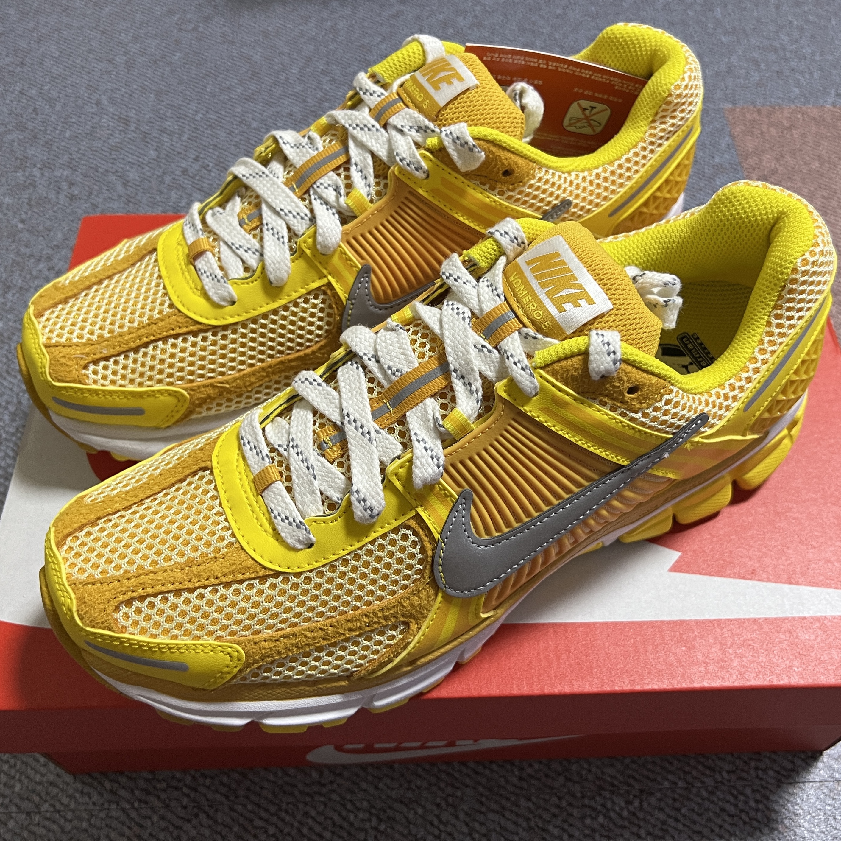 Nike Zoom Vomero 5 Yellow Ochre 착용 스타일 - 3