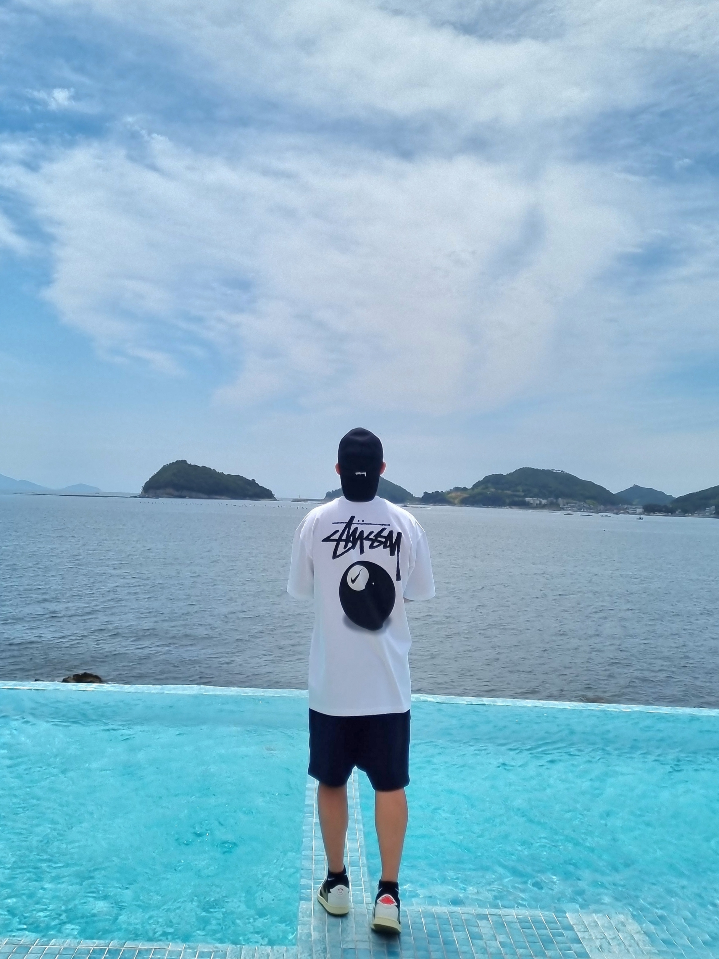 Nike x Stussy NRG FL SS 8 Ball T-Shirt White (DO9323-100), (W) Jordan 1 x Travis Scott Retro Low OG SP Medium Olive 착용 스타일