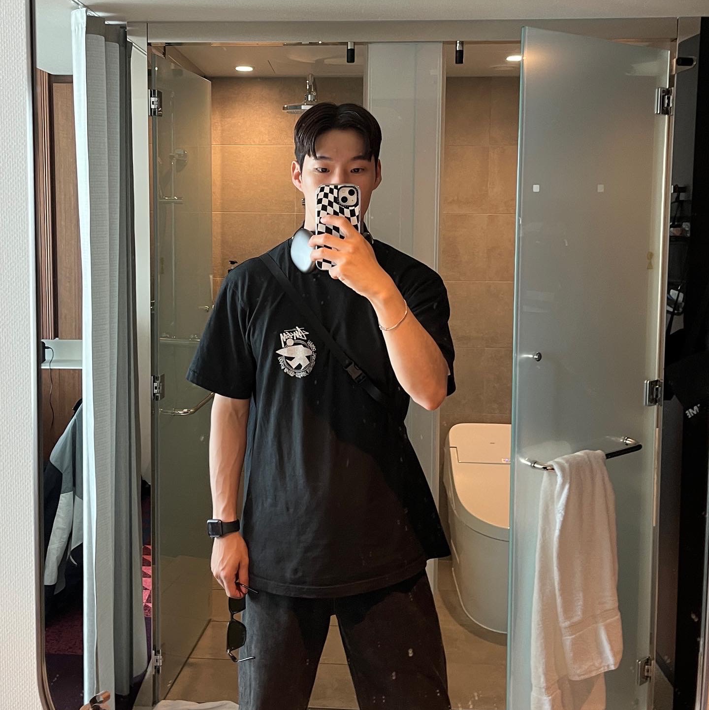 Stussy Beach Roots T-Shirt Black 착용 스타일