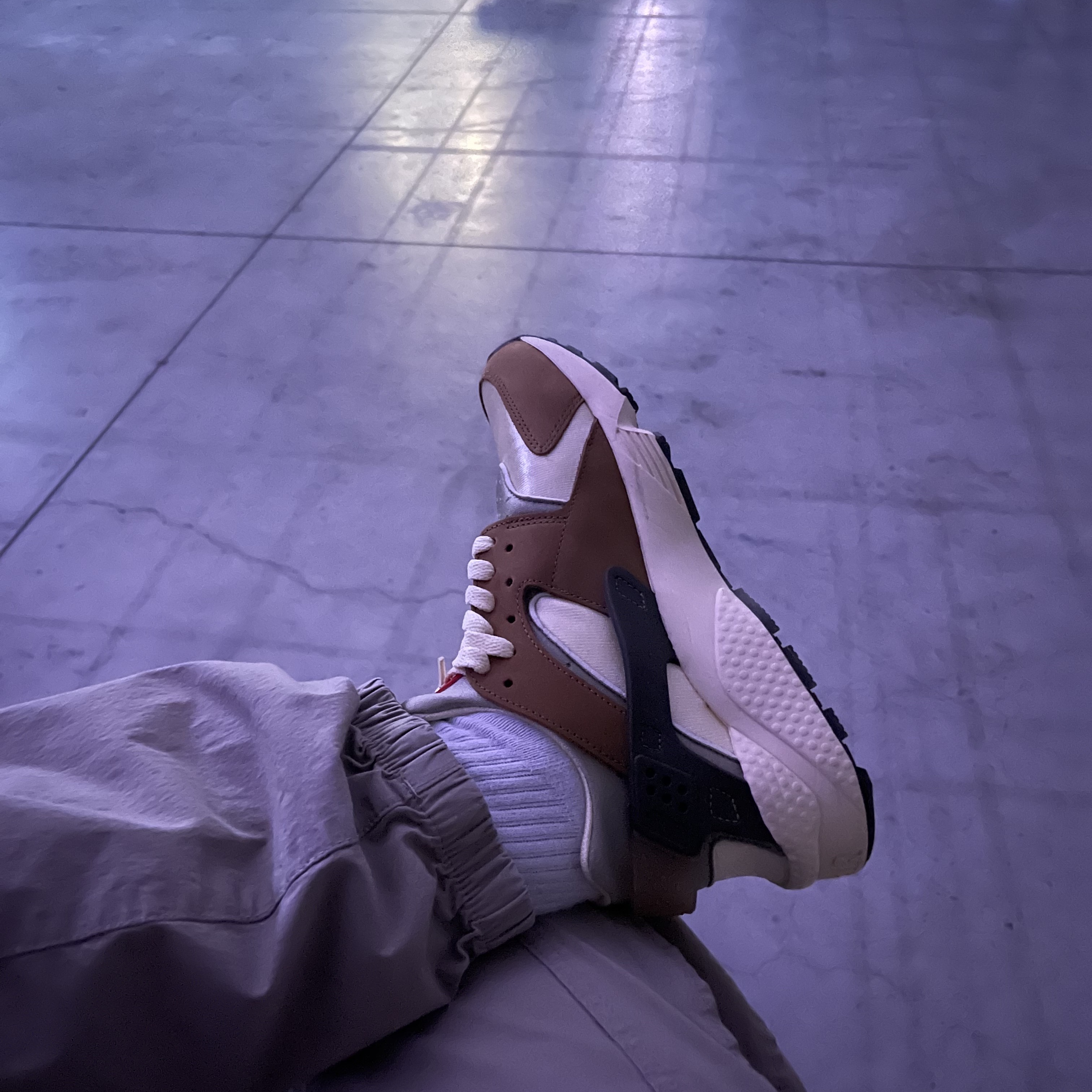 Nike x Stussy Air Huarache LE Desert Oak 착용 스타일