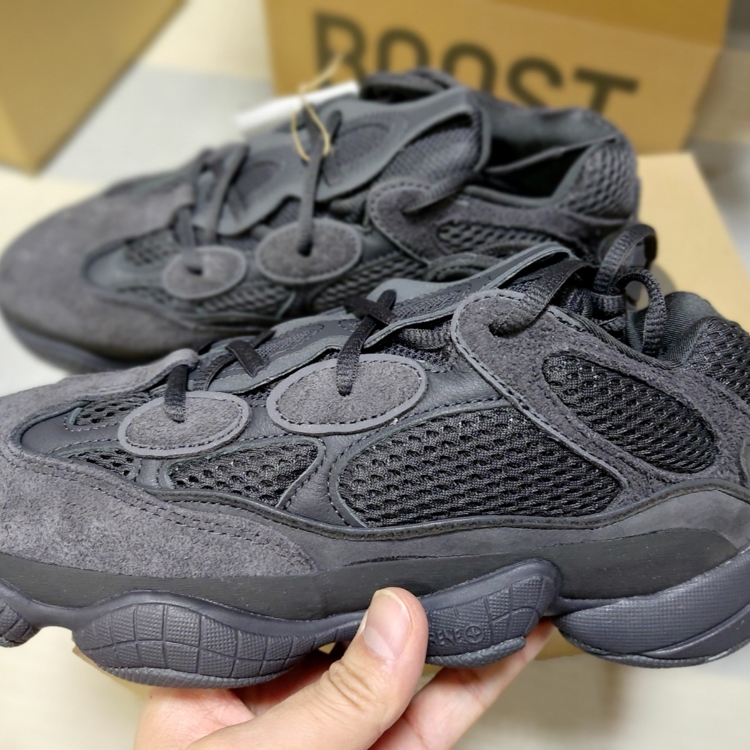 Adidas Yeezy 500 Utility Black 2022/2023 착용 스타일 - 2