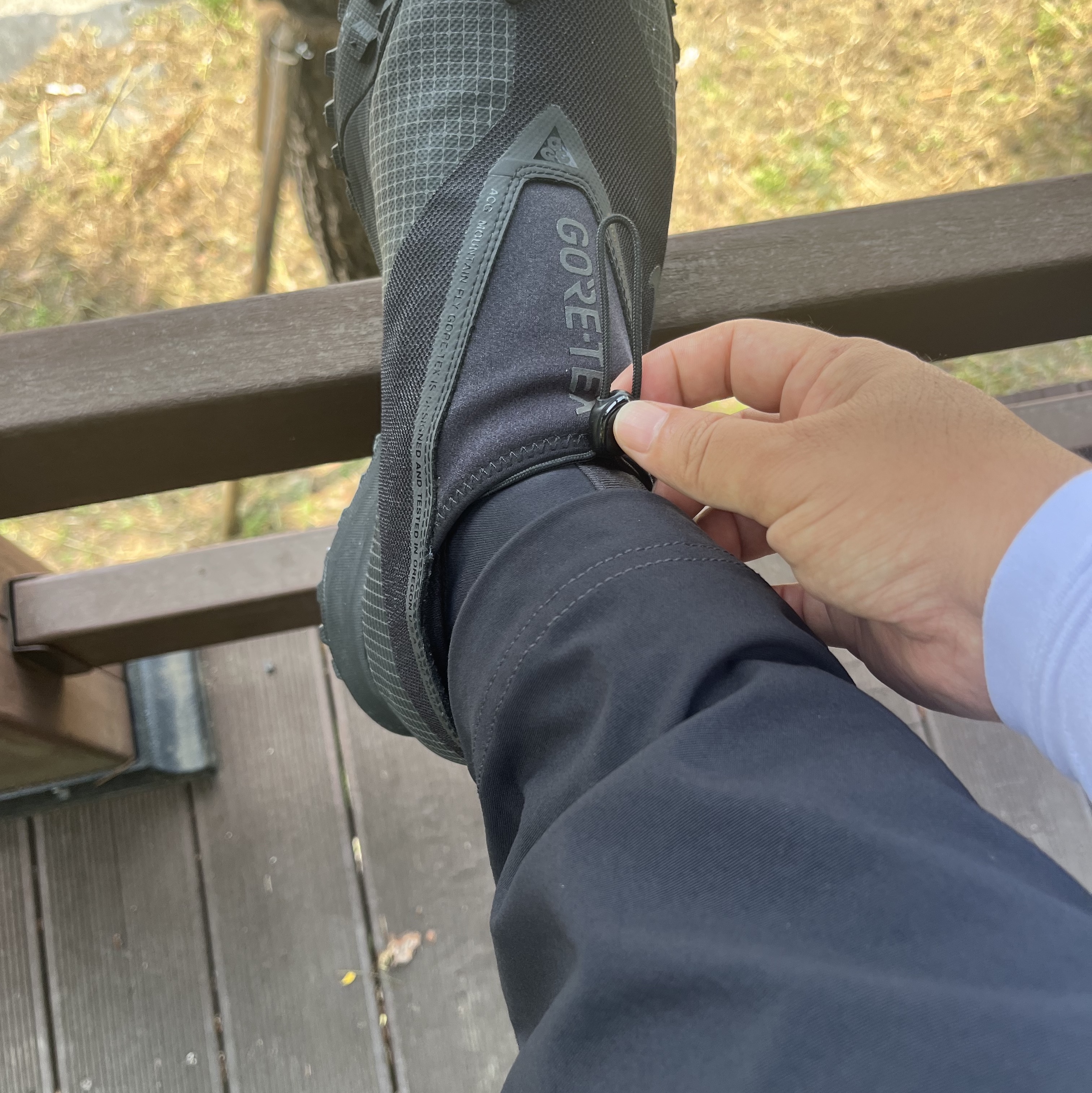 Nike ACG Mountain Fly Gore-Tex Black and Dark Grey, Nike ACG Smith Summit Cargo Pants Black - Asia 착용 스타일