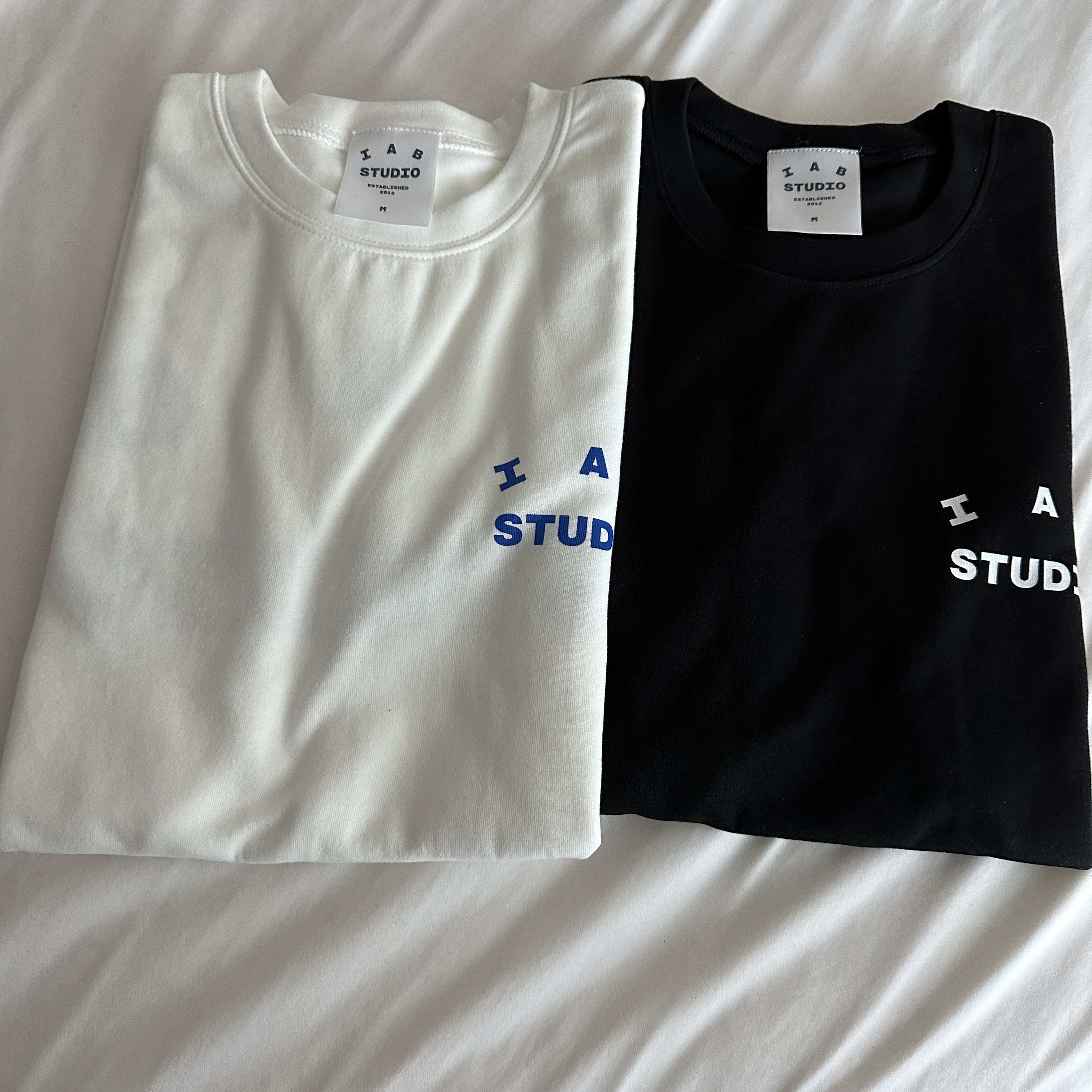 IAB Studio 10th Anniversary T-Shirts Pack White & Black (2 Pack) 착용 스타일
