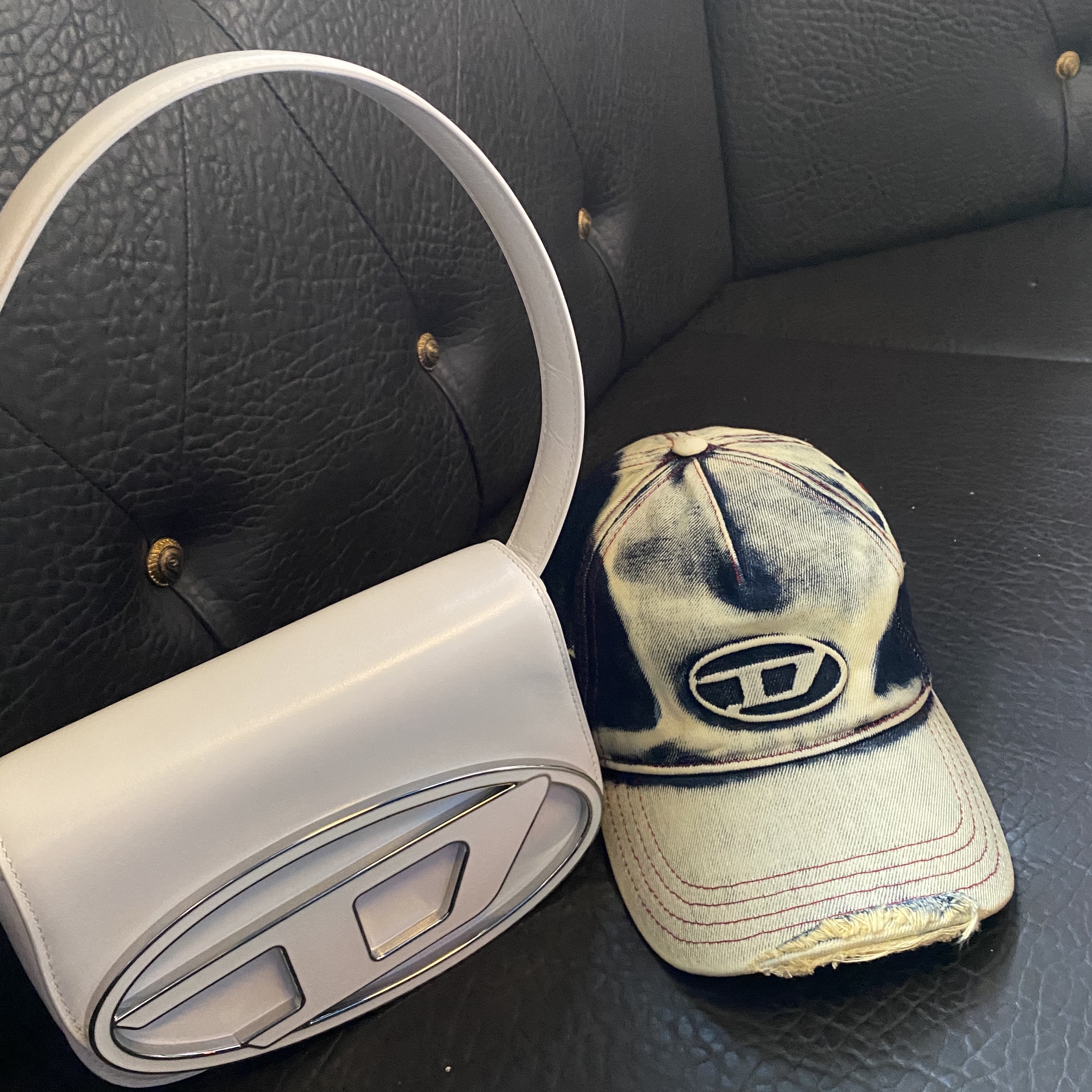 Diesel C-Seymon Treated Denim Baseball Cap Blue White, Diesel 1DR Shoulder Bag in Nappa Leather White 착용 스타일