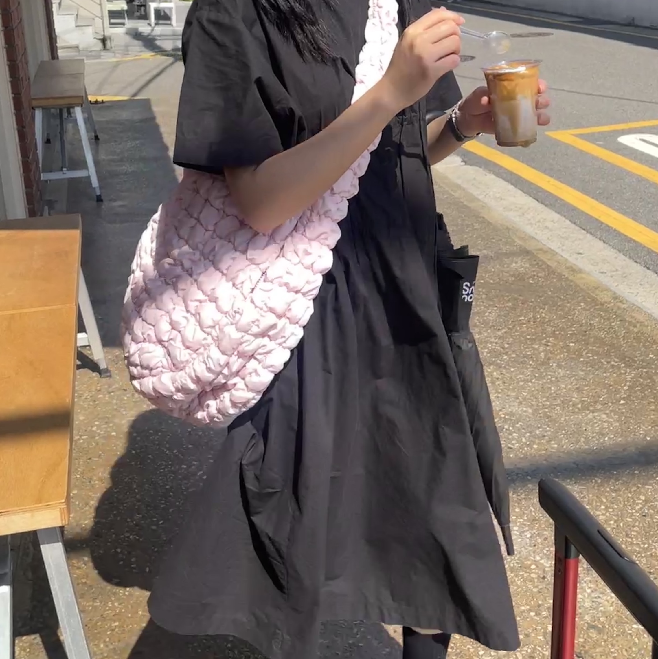 COS Quilted Oversized Shoulder Bag Pink 착용 스타일