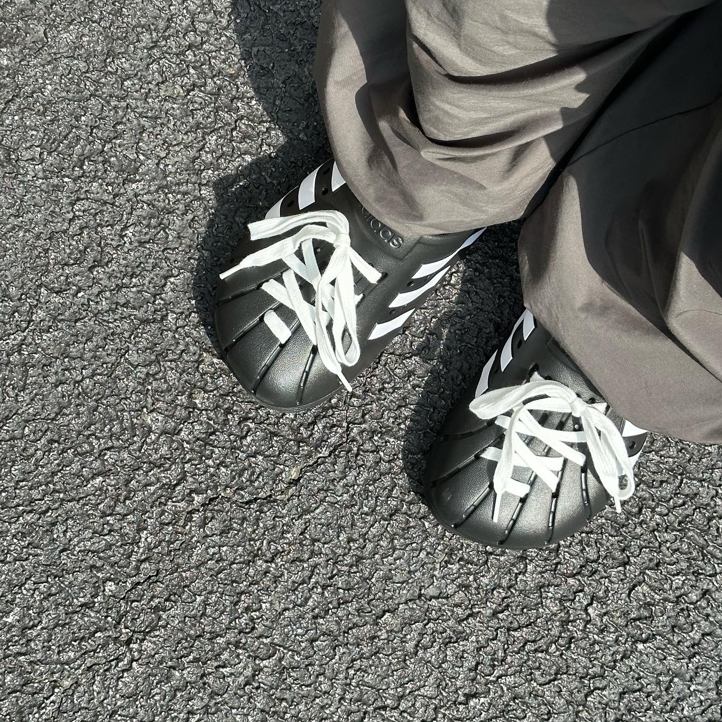 Adidas Adilette Clog Black White 착용 스타일 - 1
