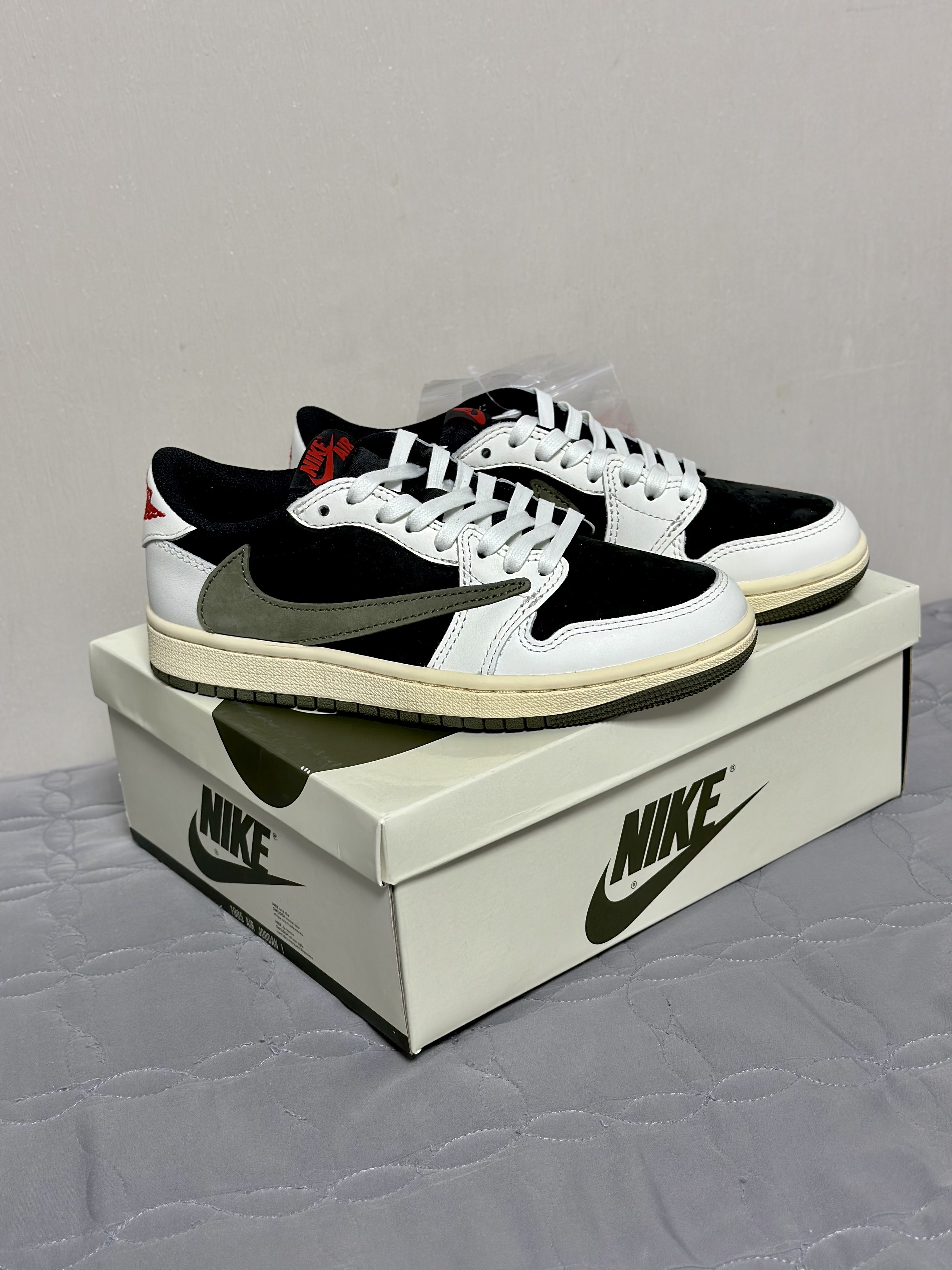 (W) Jordan 1 x Travis Scott Retro Low OG SP Medium Olive, Nike x Peaceminusone LS T-Shirt Black (DR0098-010) 착용 스타일 - 2