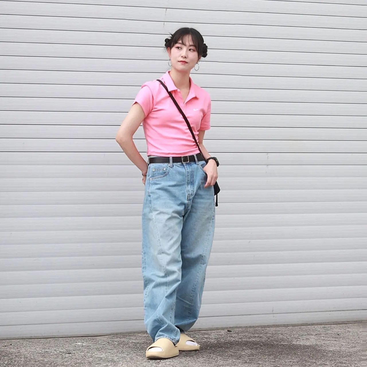 (W) Nike Calm Slide Sesame, Nike NSW Futura 365 Crossbody Bag 3L Black 착용 스타일 - 3