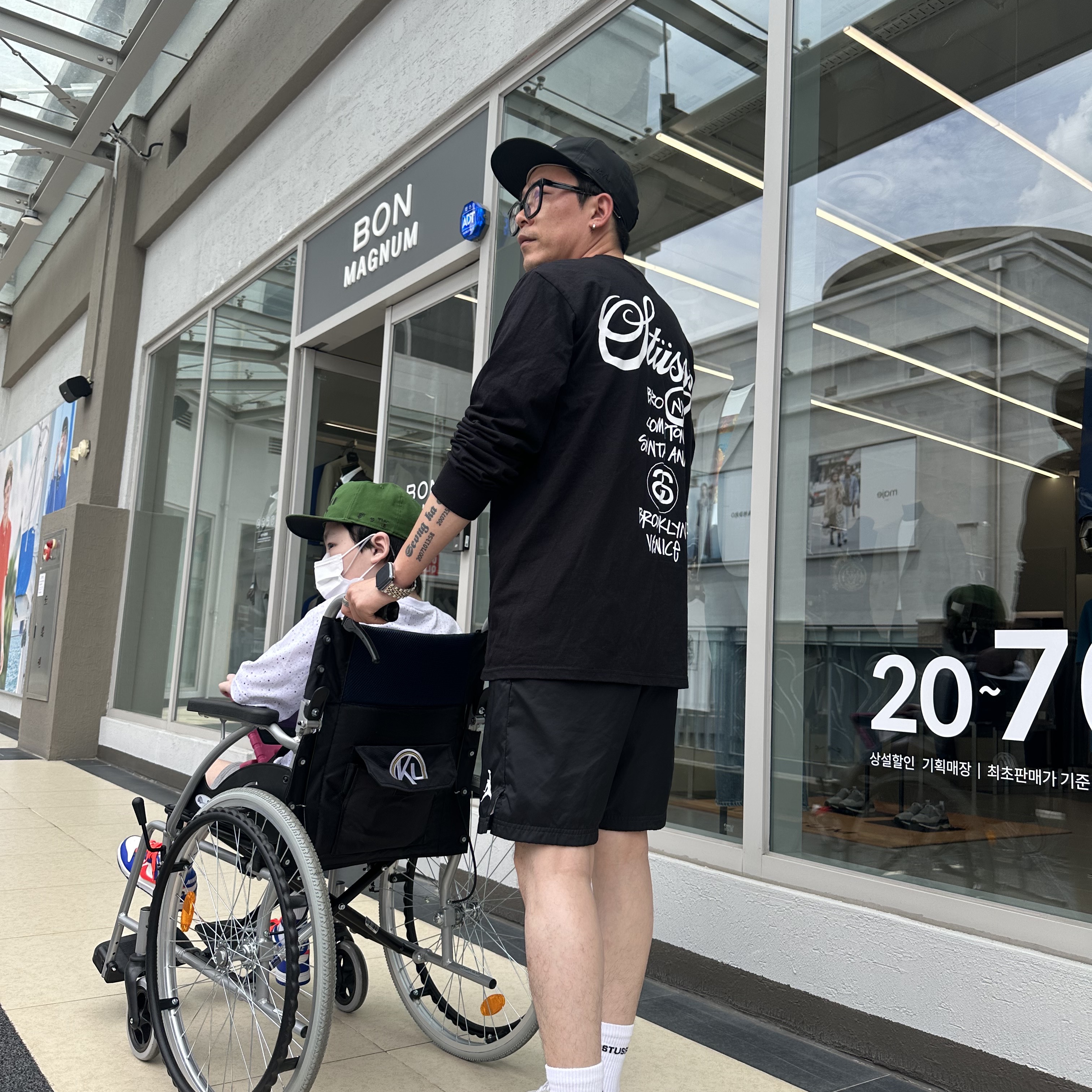 Essentials x New Era Retro Crown Strapback Black, Stussy World Tour LS T-Shirt Black 2023 착용 스타일
