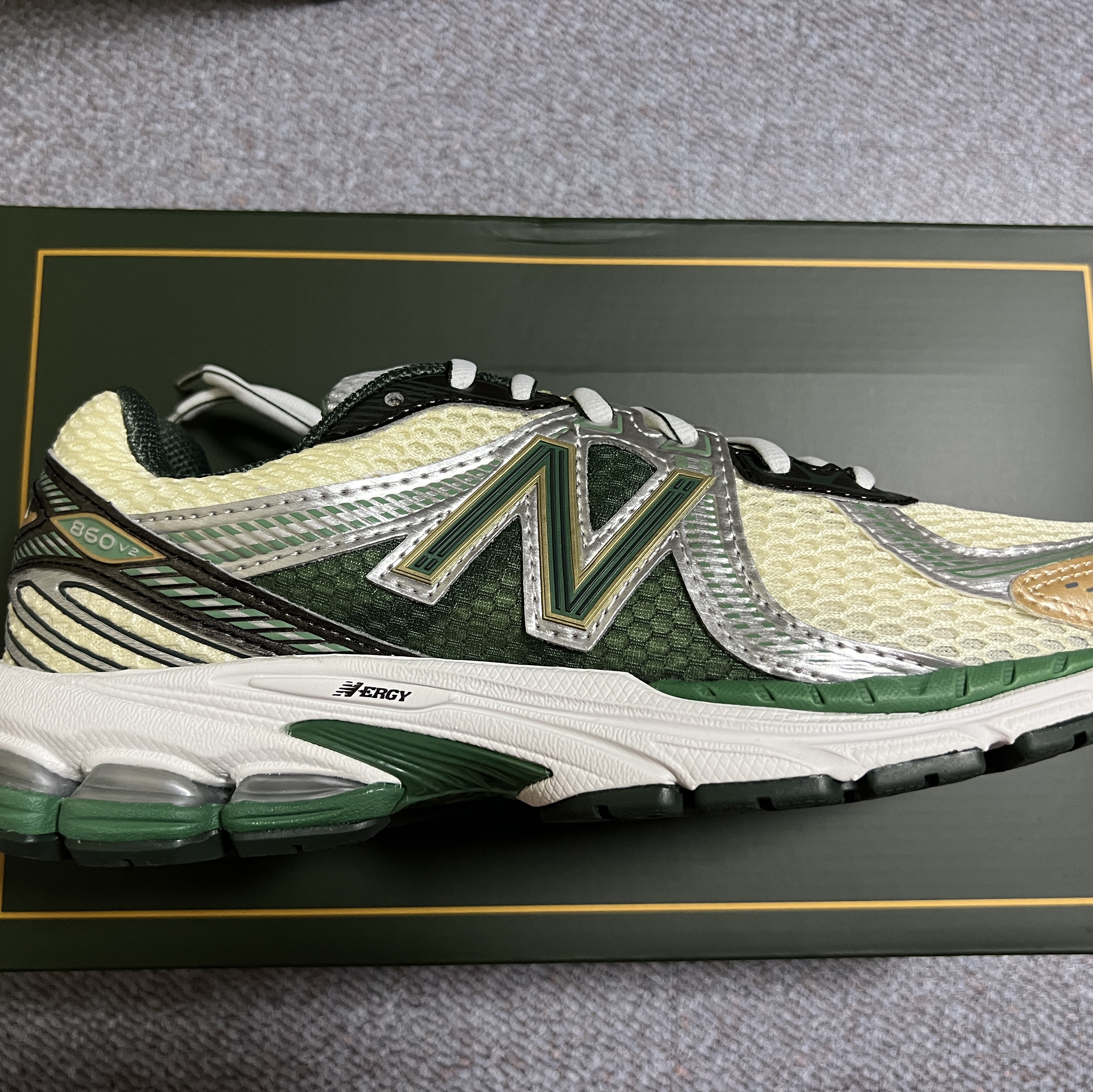 New Balance x Aime Leon Dore 860v2 Green 착용 스타일 - 3