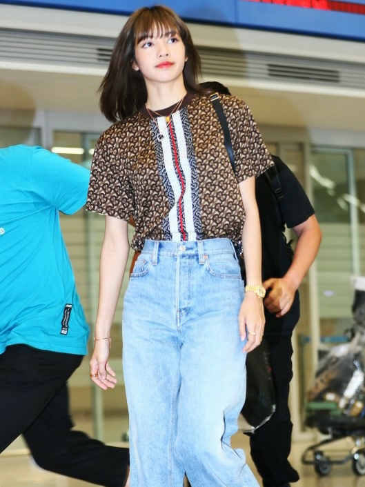 Burberry Munley Monogram Motif T-Shirt Bridle Brown, (W) Balenciaga Low Crotch Jeans Light Indigo 착용 스타일