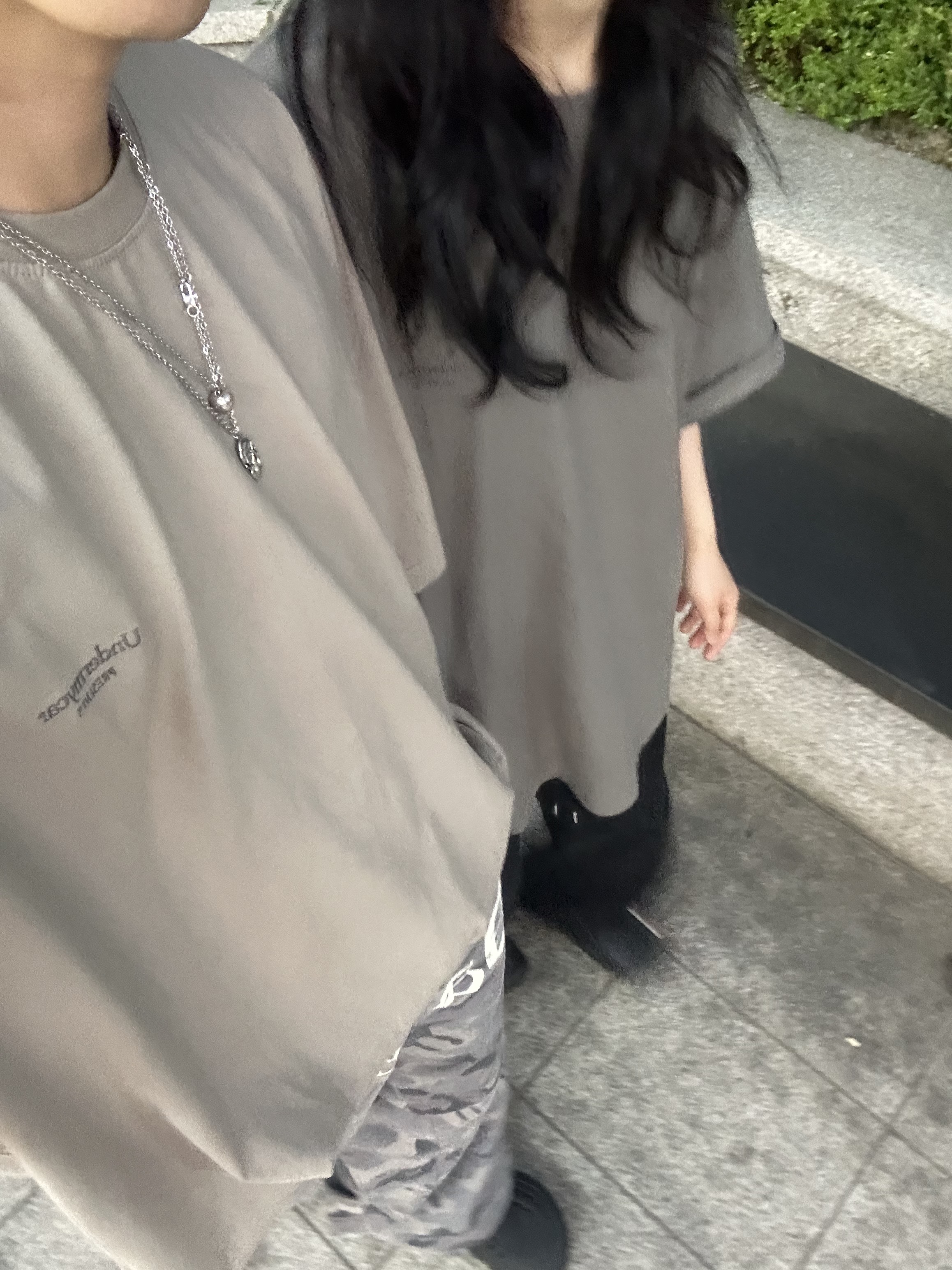 Undermycar Mu.05 Anti Fxxking Logo Play Oversized T-Shirts Taupe, Crocs Echo Clog Black 착용 스타일 - 2