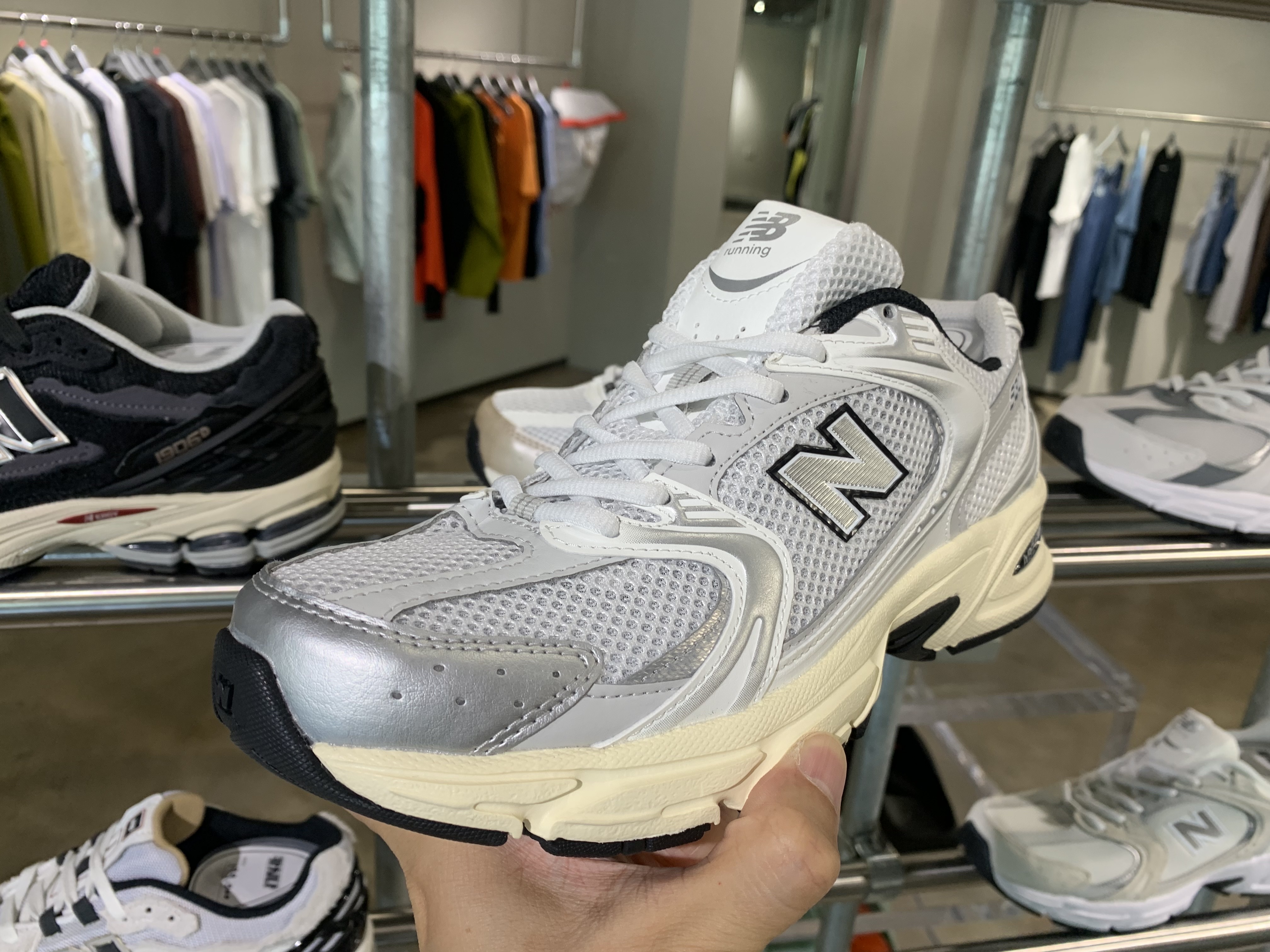 New Balance 530 Steel Grey 착용 스타일 - 2