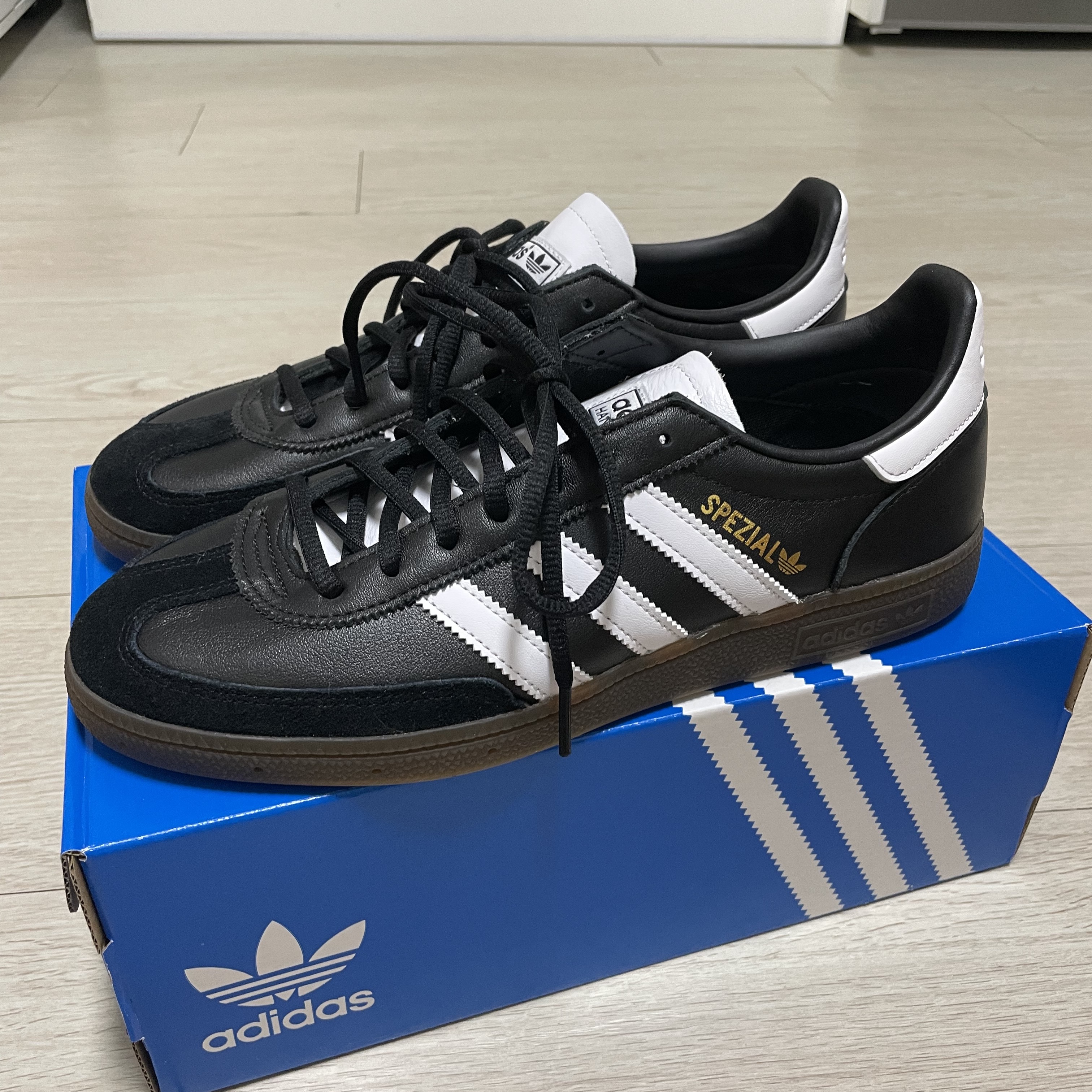 Adidas Spezial Handball Core Black White 착용 스타일